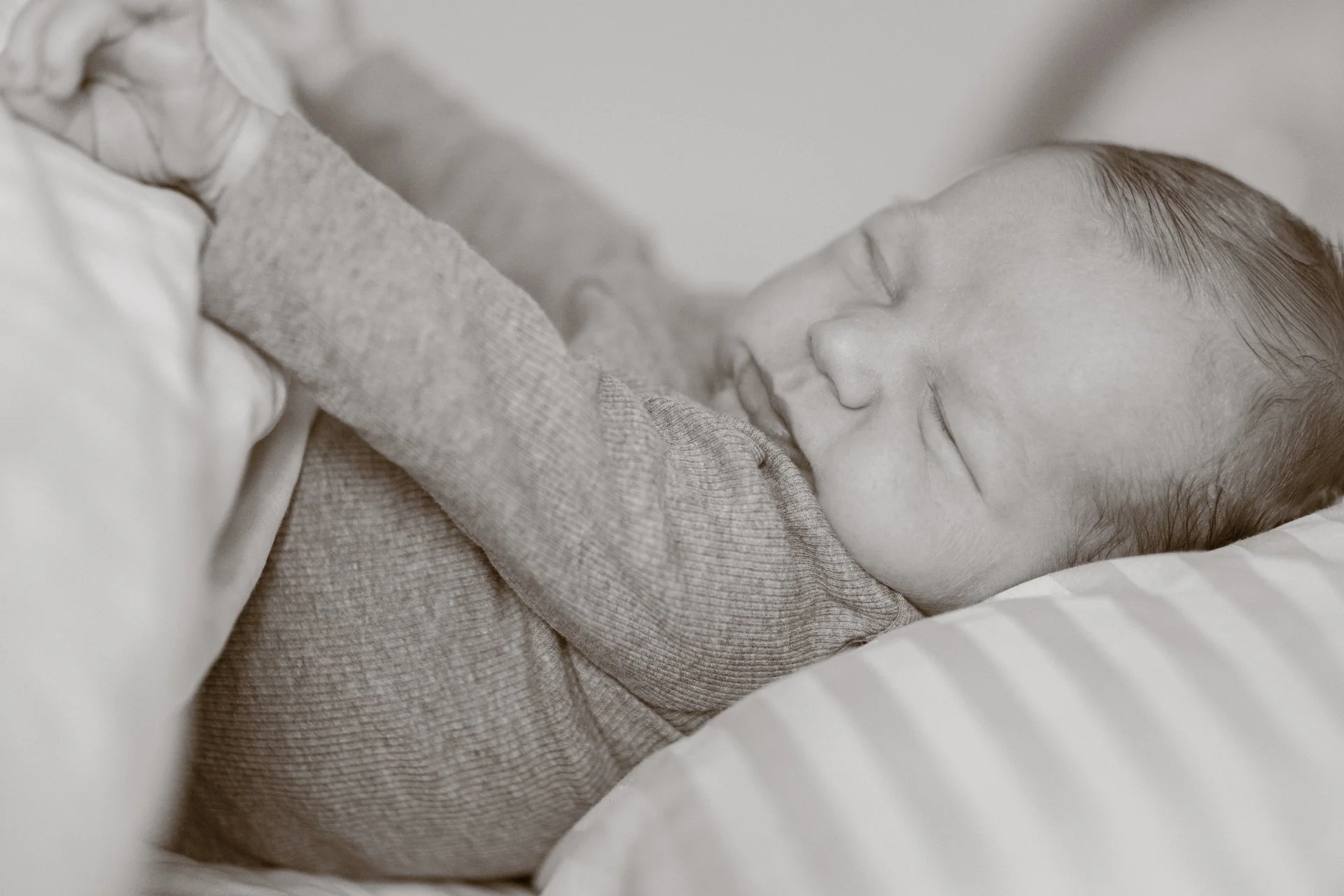 Deux enfants souriants, un garçon et une fille, jouent avec un panier de nourriture, pique nique en extérieur