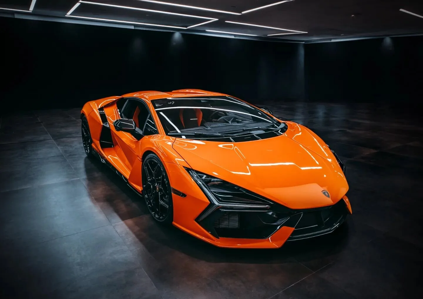 Here is a photo from last night's reveal event at @lambohouston 

Les dejo una foto de anoche de el nuevo Lamborghini Revuelto..🔥🔥