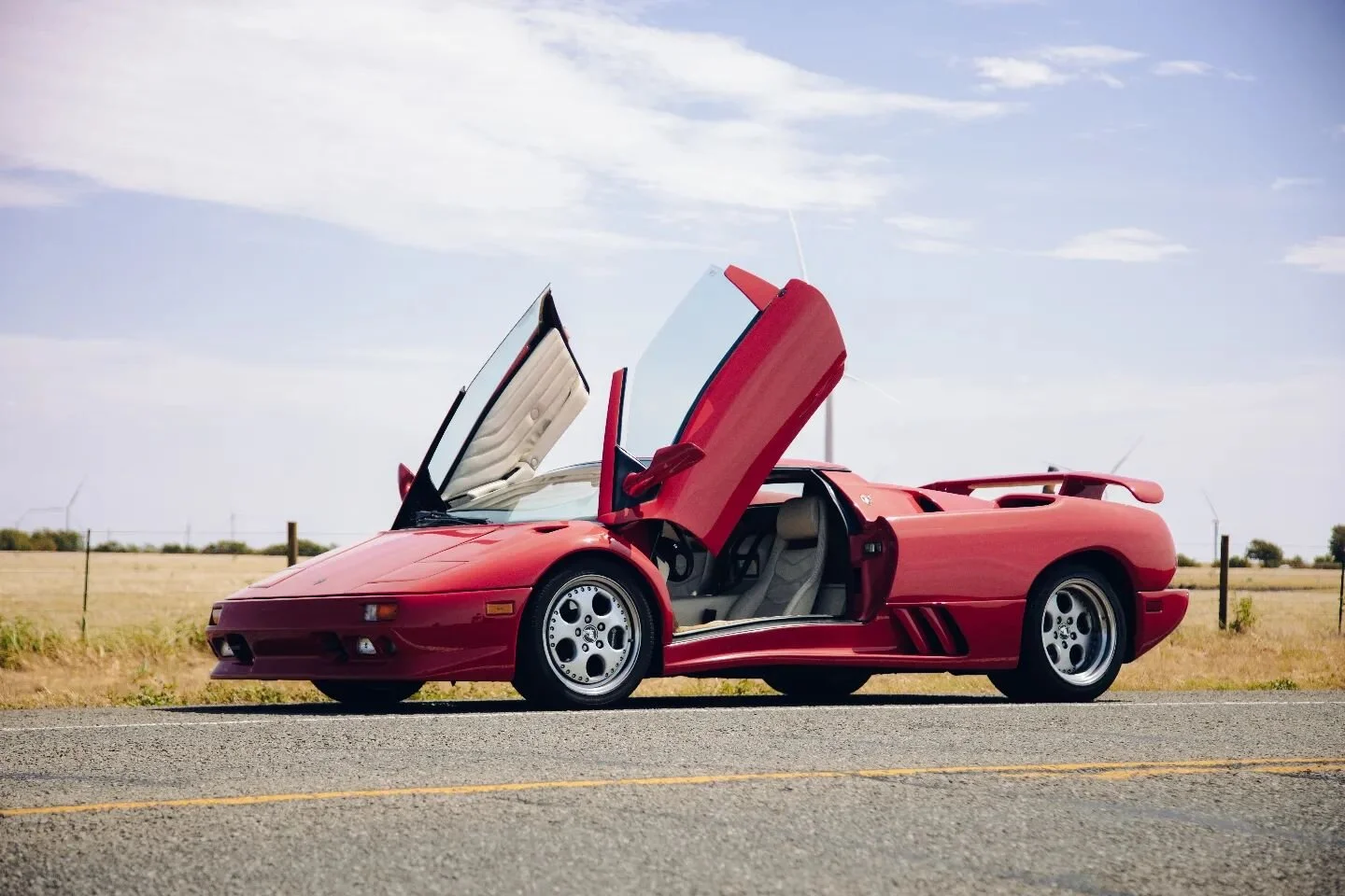 Les comparto esta foto de ayer, el Lamborghini Diablo es uno de los superdeportivos m&aacute;s ic&oacute;nicos de la historia.

#Lamborghini #lamborghinidiablo #supercarlifestyle #carsofinstagram #cochesdeportivos