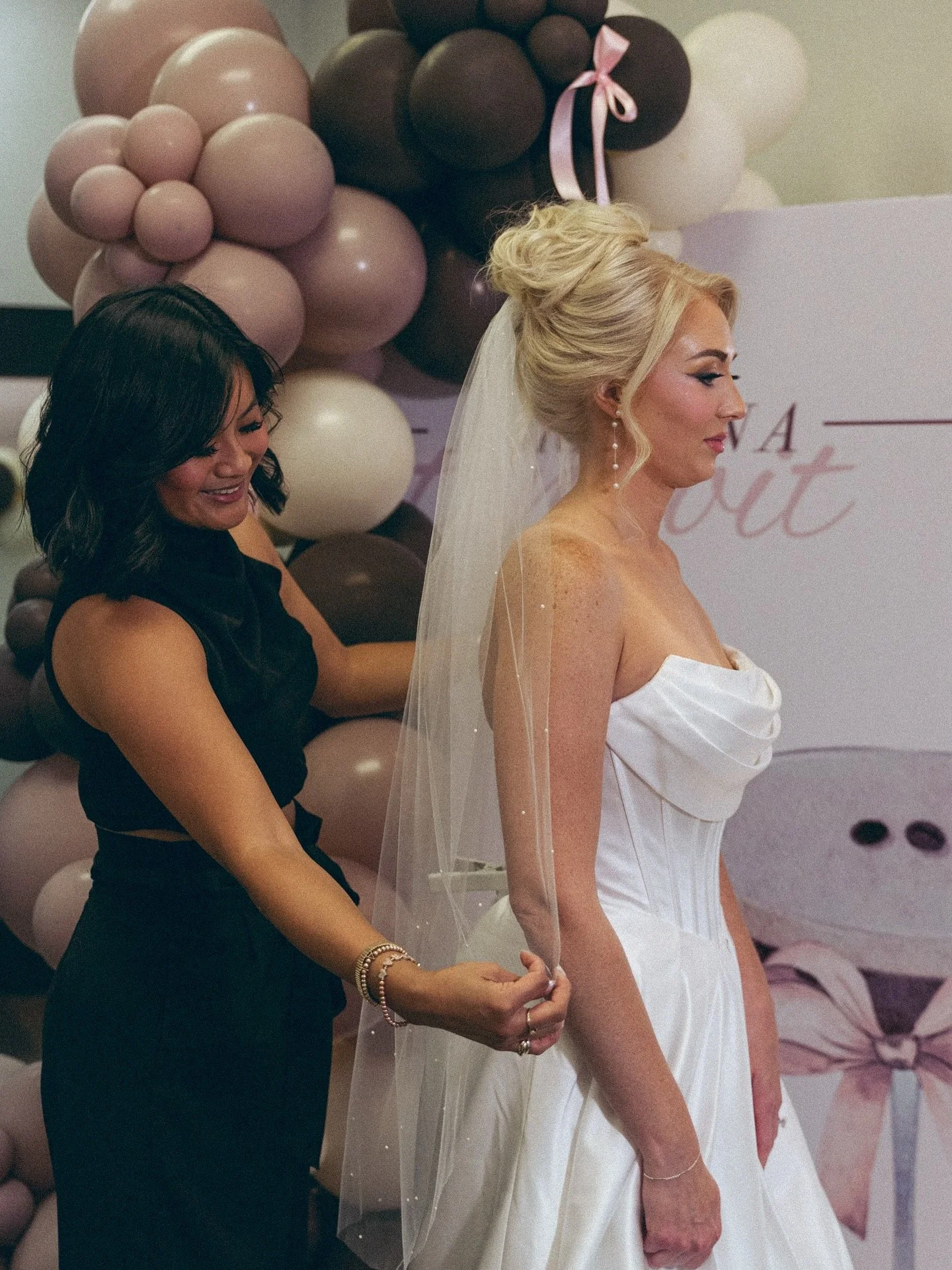 Here to be your bridal hair bestie!! 🤍
Thank you @ljobephoto for capturing our passion for our careers so perfectly!! 

Room decor, balloons, backdrop @balunzbykat
Hairstyling @tiangcohair
Bridal glam @makeupbynataliawest
Photographer @jobephoto
Mod