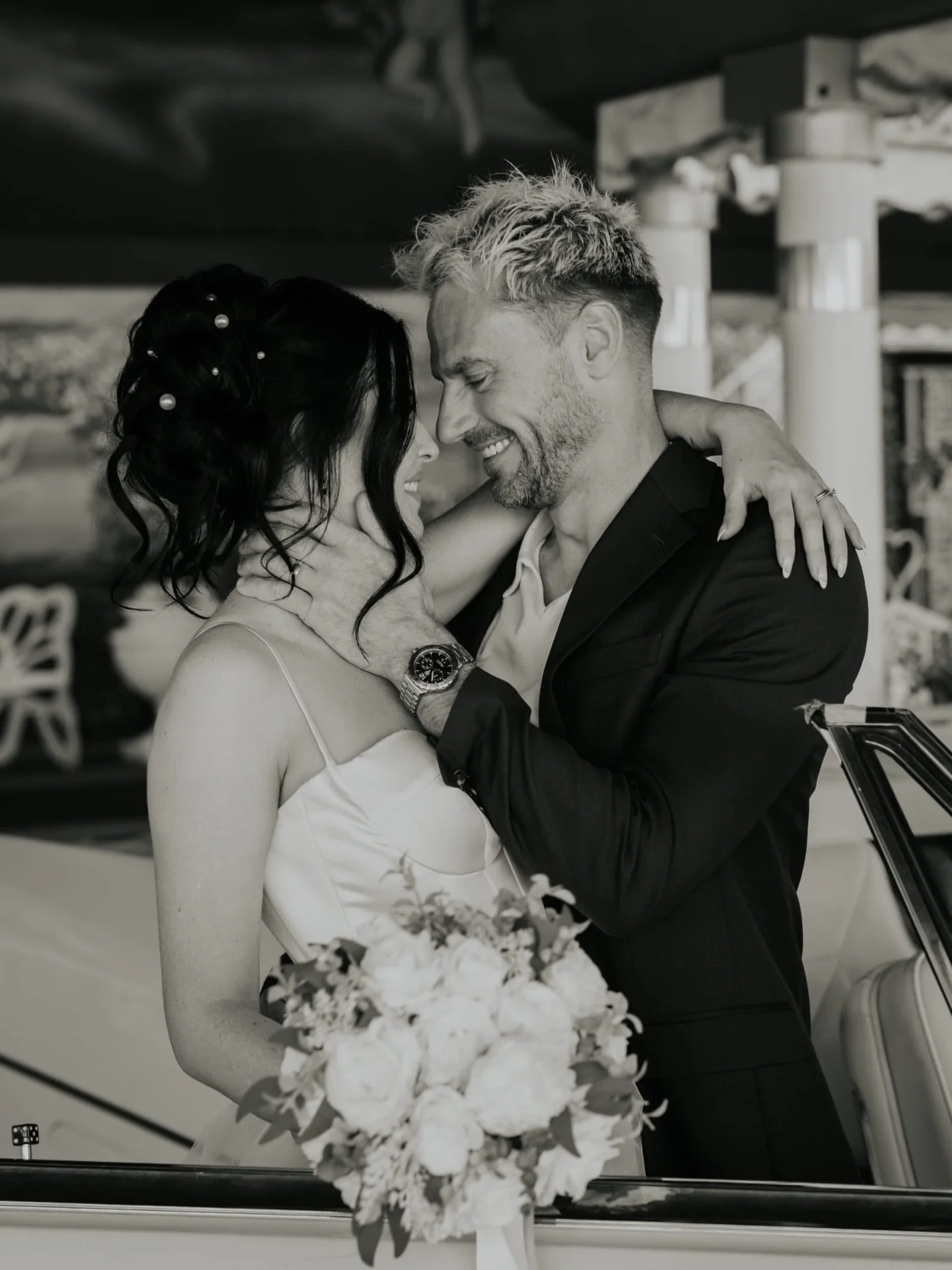 UK brides loveeeeee Vegas! 

Photo: @jaymarie_photo 
MUA: @makeupbyrosec 
Hair: @tiangcohair 

#VegasWedding #Vegashairstylist #weddinghairstylist #elopment #chapelwedding
