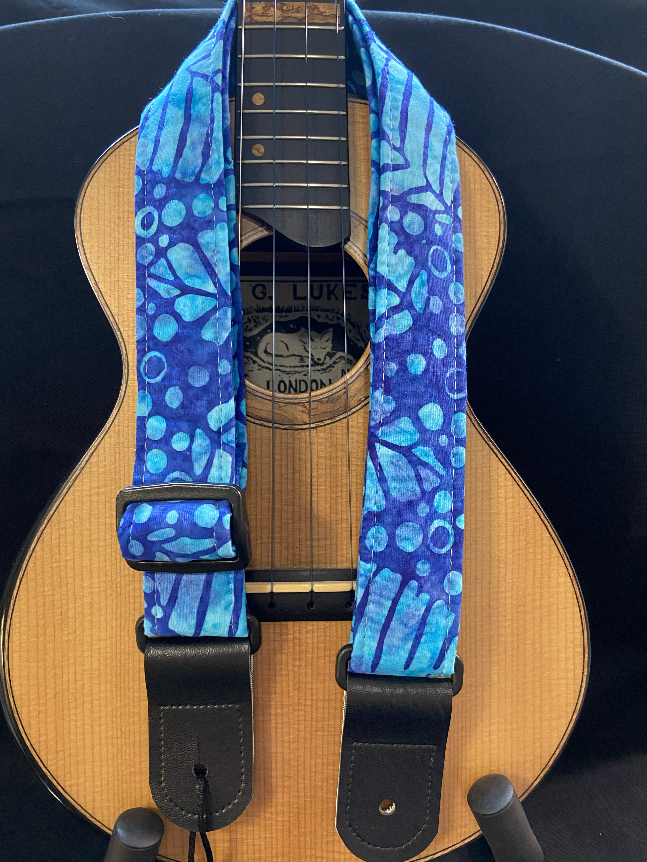 QuiltandUkuleles Batik Leaves Ukulele strap