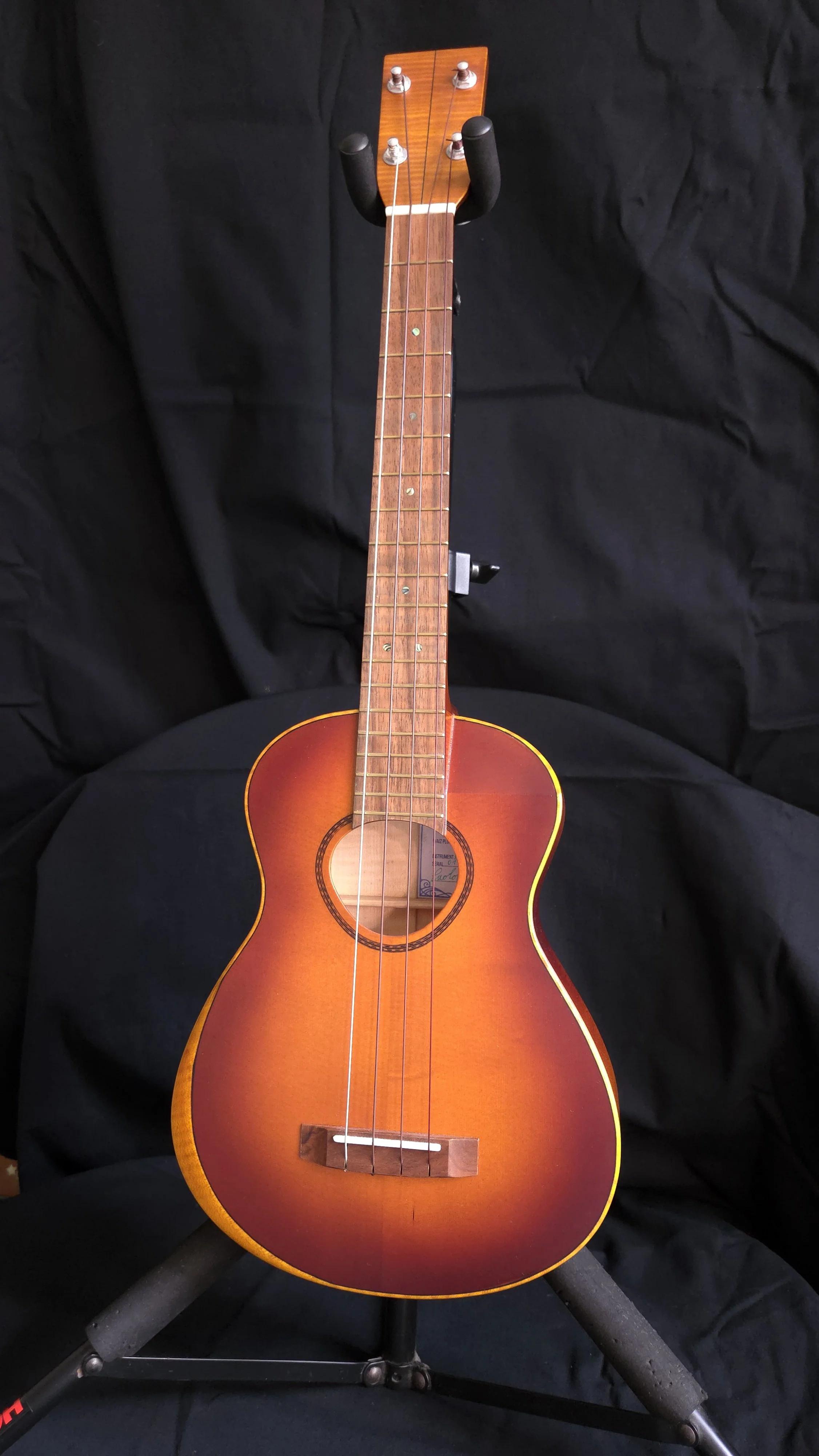 WAIZ Custom Baritone Ukulele - Italian Spruce ad Flamed Maple