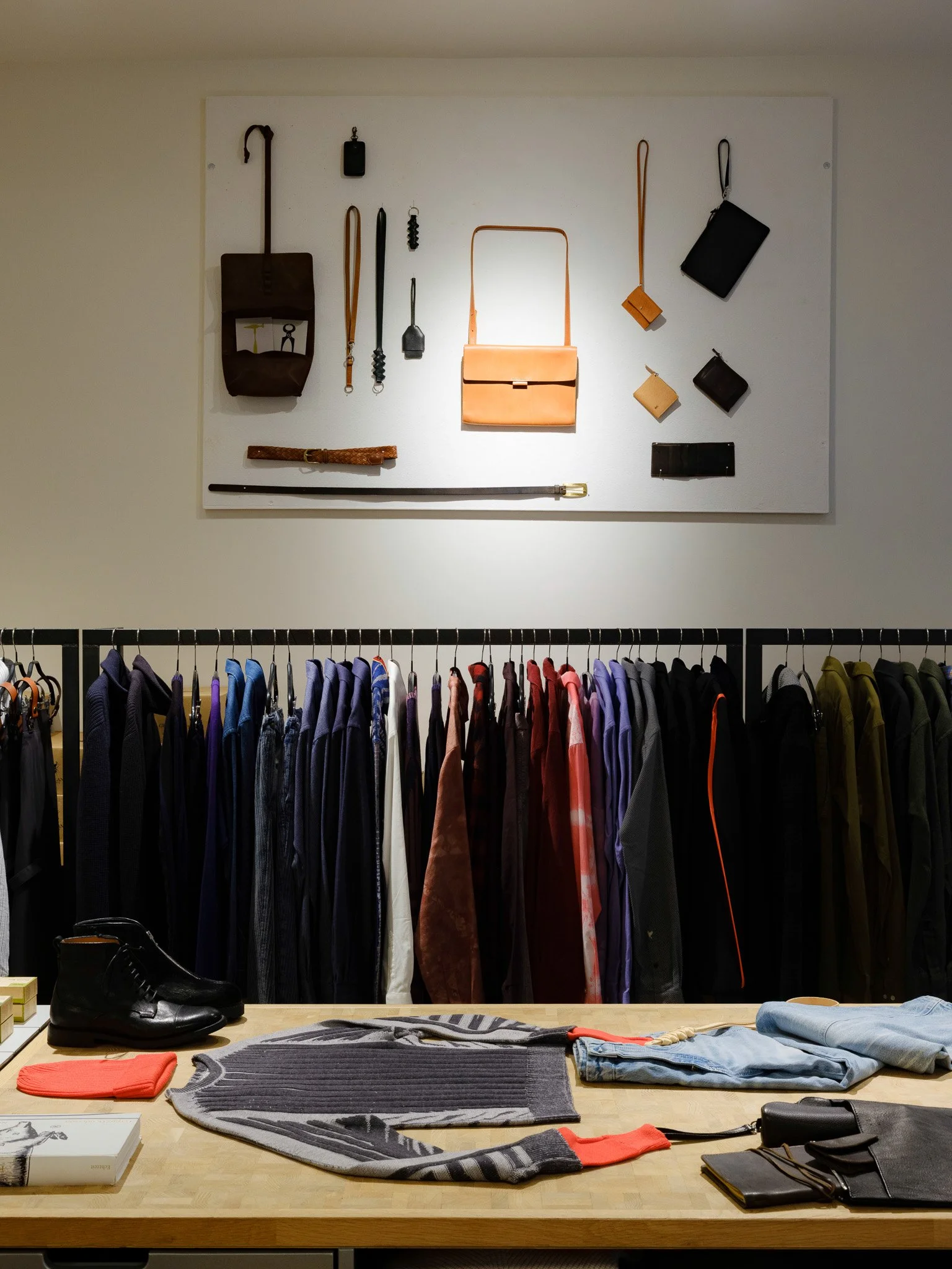Présentoir d'accessoires en cuir et vêtements en boutique, Blanche, Bâle; Display of leather accessories and clothing rail, Blanche store, Basel; Präsentation von Lederaccessoires und Kleiderstange, Blanche-Geschäft in Basel