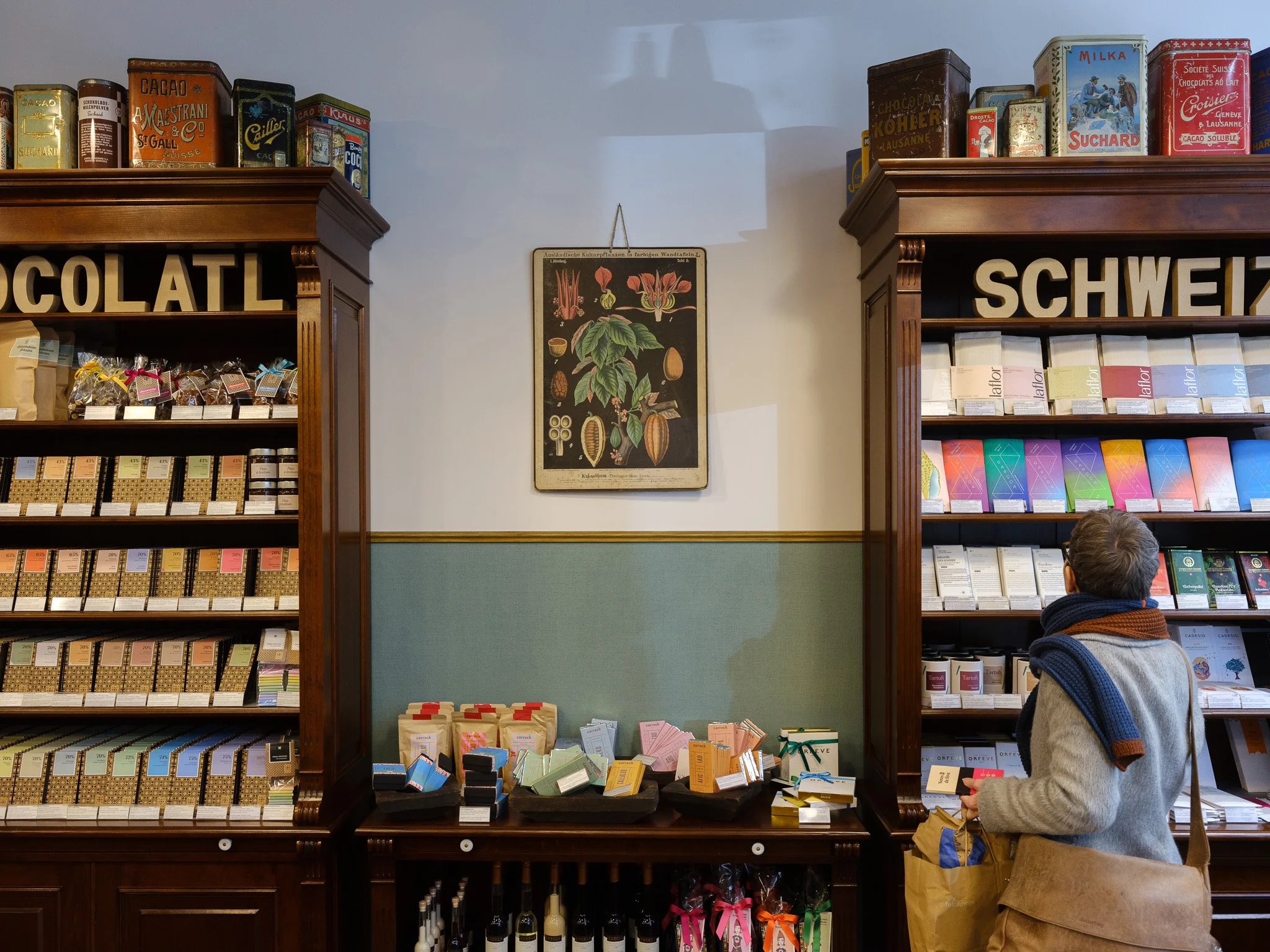 Étagères de chocolats et boîtes anciennes, boutique Xocolatl, Bâle; Shelves of chocolate and vintage tins, Xocolatl store, Basel; Regale mit Schokolade und antiken Dosen, Xocolatl-Geschäft in Basel
