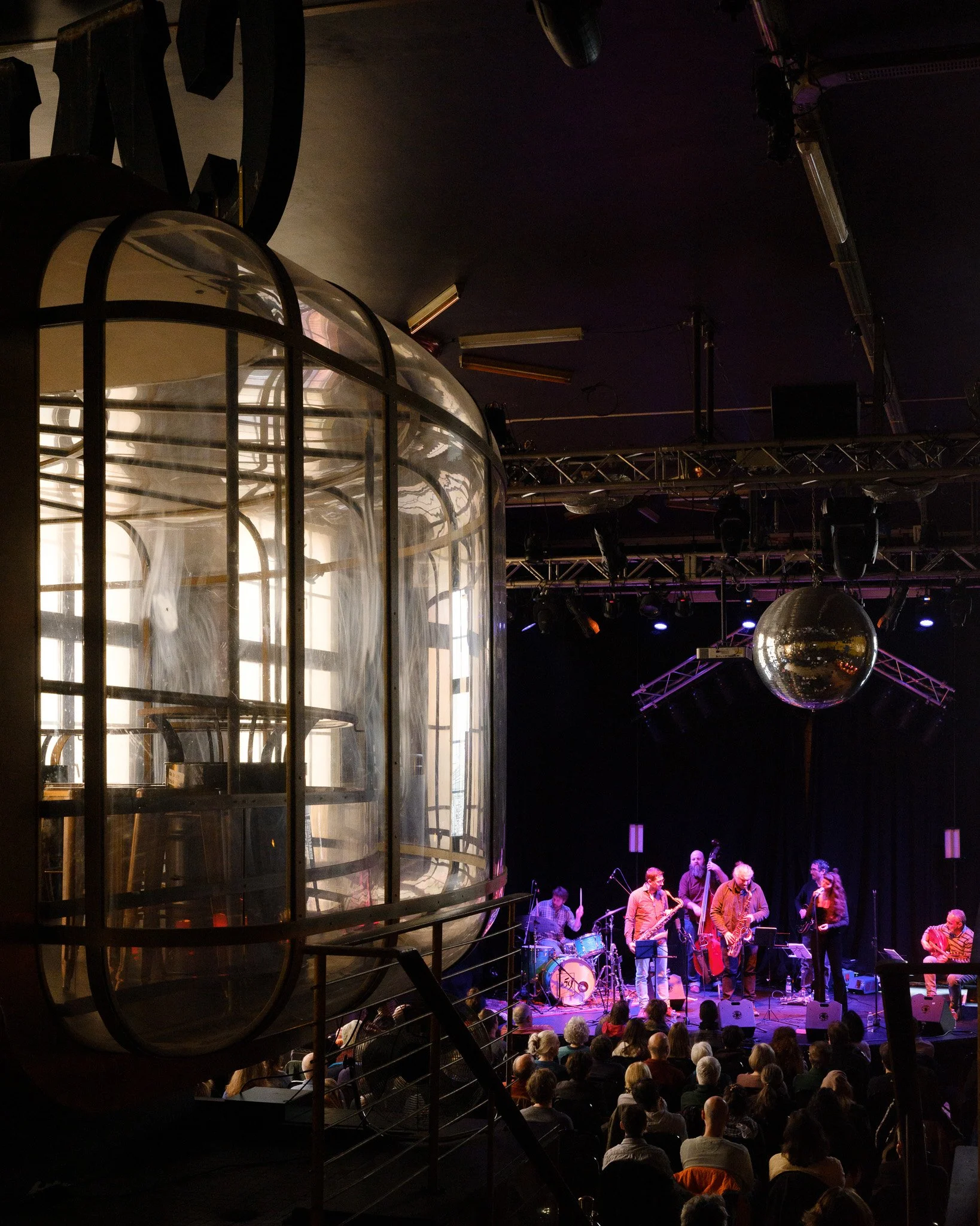 Concert en salle avec boule à facettes au SudHaus, Bâle; Live concert with disco ball at SudHaus, Basel; Live-Konzert mit Discokugel im SudHaus, Basel