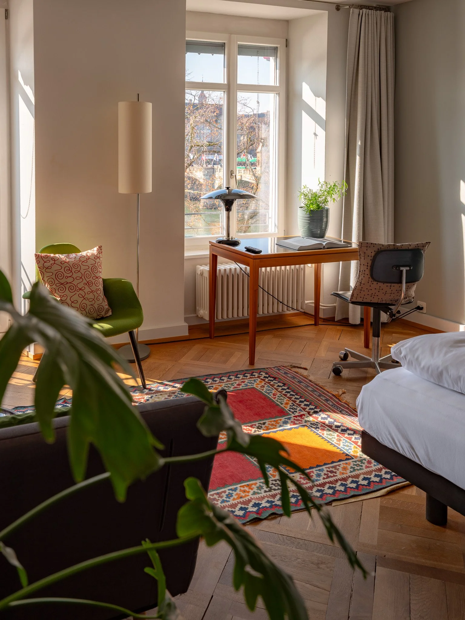 Chambre d'hôtel avec vue sur le Rhin, Hotel Krafft, Bâle; Hotel room with a view over the Rhine, Hotel Krafft, Basel; Hotelzimmer mit Blick auf den Rhein, Hotel Krafft, Basel