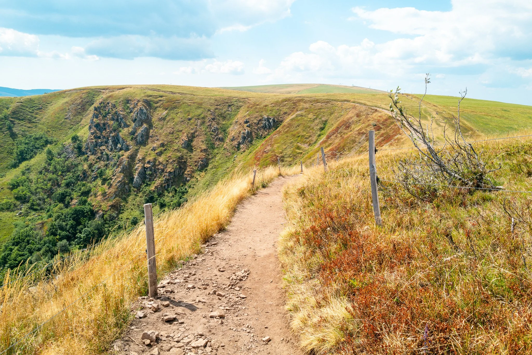 Photographie d'un paysage des vosges en France, un chemin travers les montagnes. Fotografie einer Landschaft der Vogesen in Frankreich, ein Weg durchquert die Berge.