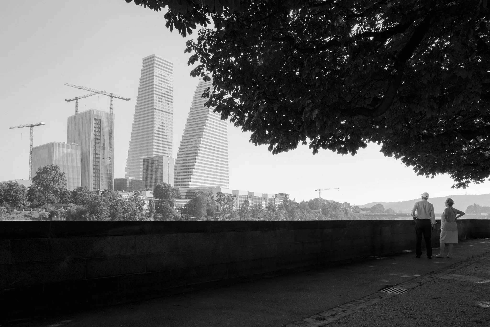 Photographie Antoine Georgelin, un couple regarde les tours Roche à Bâle en Suisse