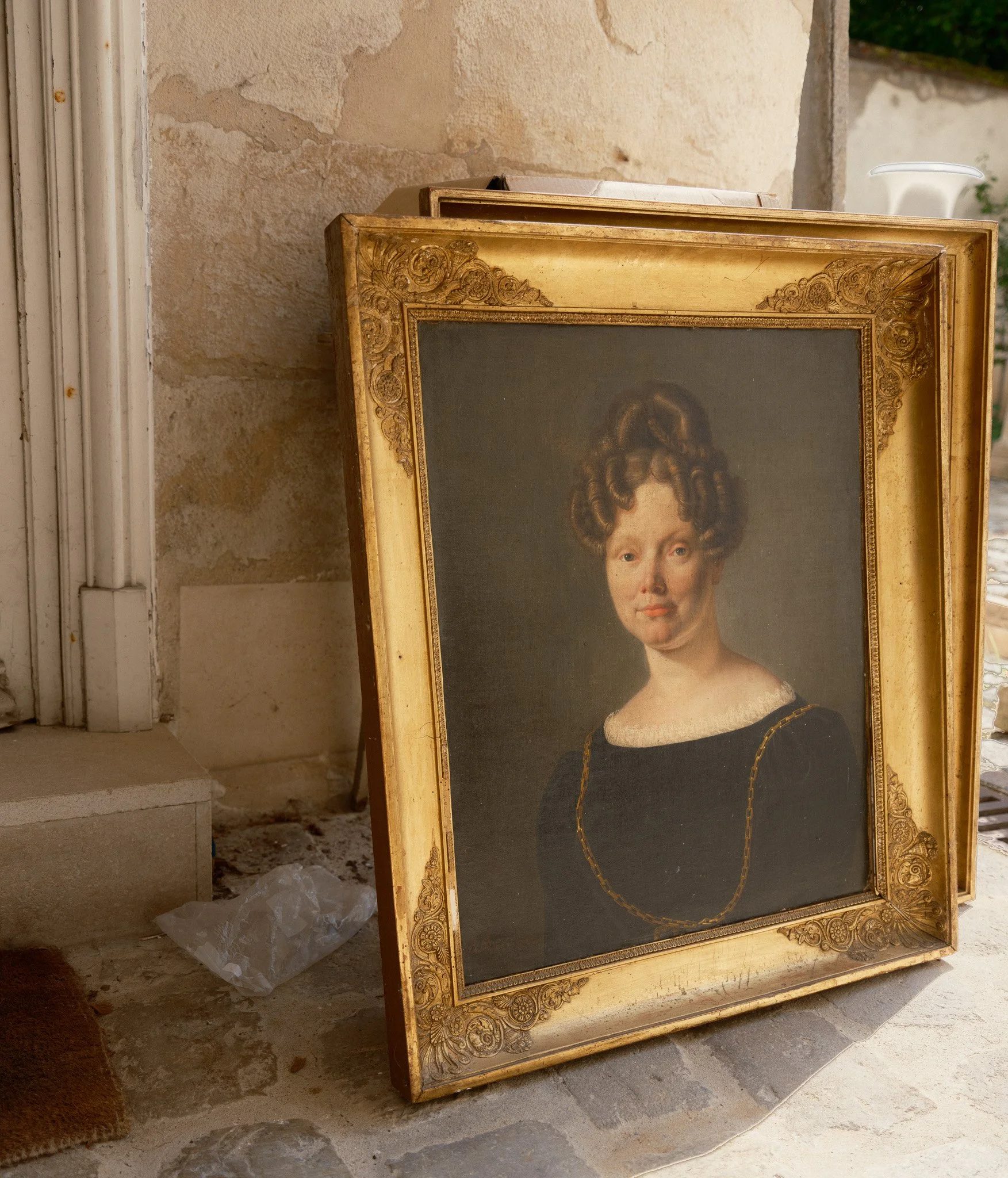 Photographie par Antoine Georgelin, une peinture d'un portrait de femme posée contre un mur dans une brocante d'un village de Bourgogne, France.
Fotografie von Antoine Georgelin, ein Gemälde eines Frauenporträts, das an einer Wand in einem Flohmarkt 