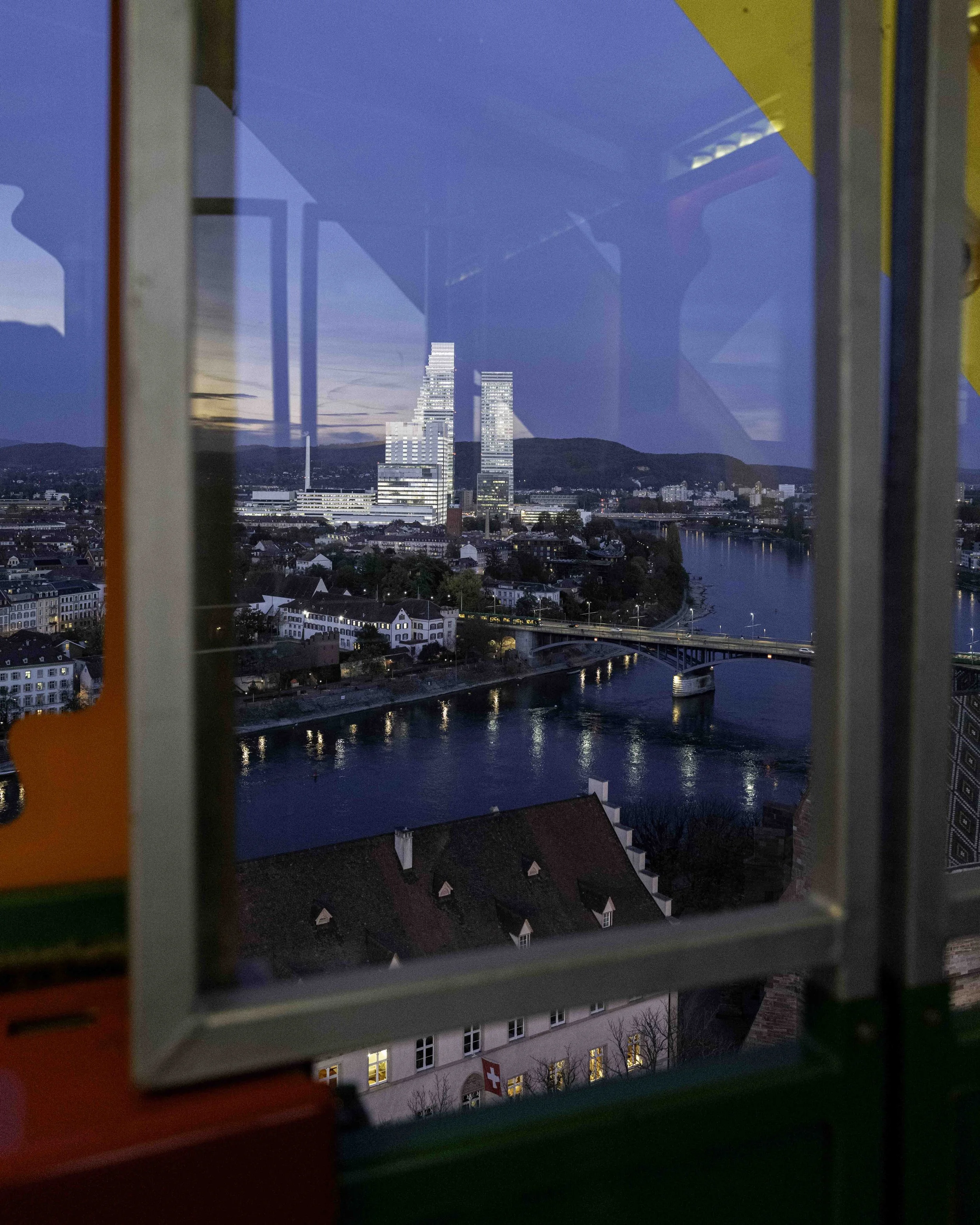 Vue nocturne sur les tours Roche et le Rhin depuis une fenêtre, reportage Observer Magazine.
Night view of the Roche towers and the Rhine through a window, Observer Magazine reportage.
Nächtlicher Blick auf die Roche-Türme und den Rhein durch ein Fen