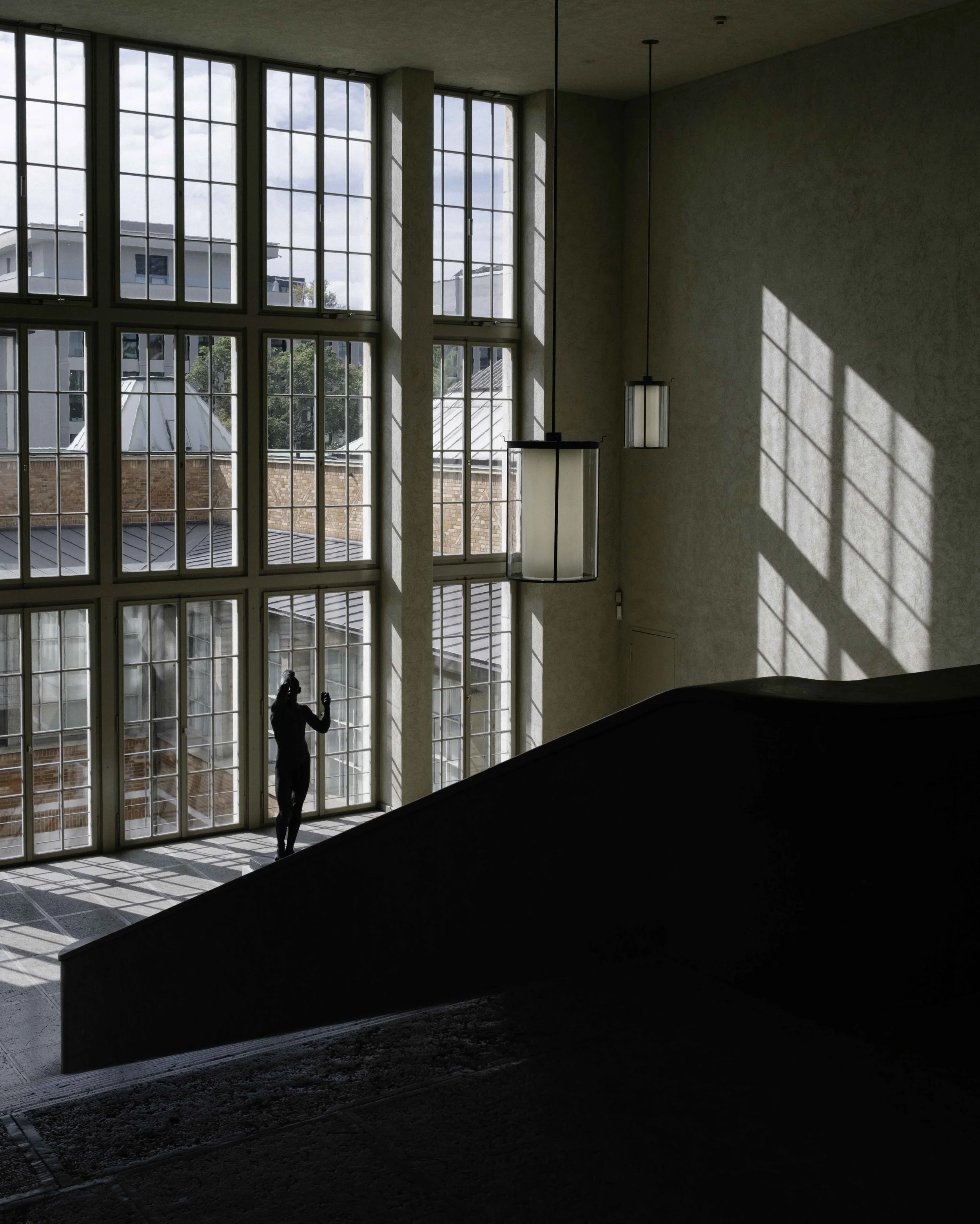 Cage d'escalier et verrière du Kunstmuseum de Bâle, silhouette et jeux de lumière.
Staircase and glazed atrium at the Kunstmuseum Basel, silhouette and natural light.
Treppenhaus und Glasfassade im Kunstmuseum Basel, Silhouette im Licht.