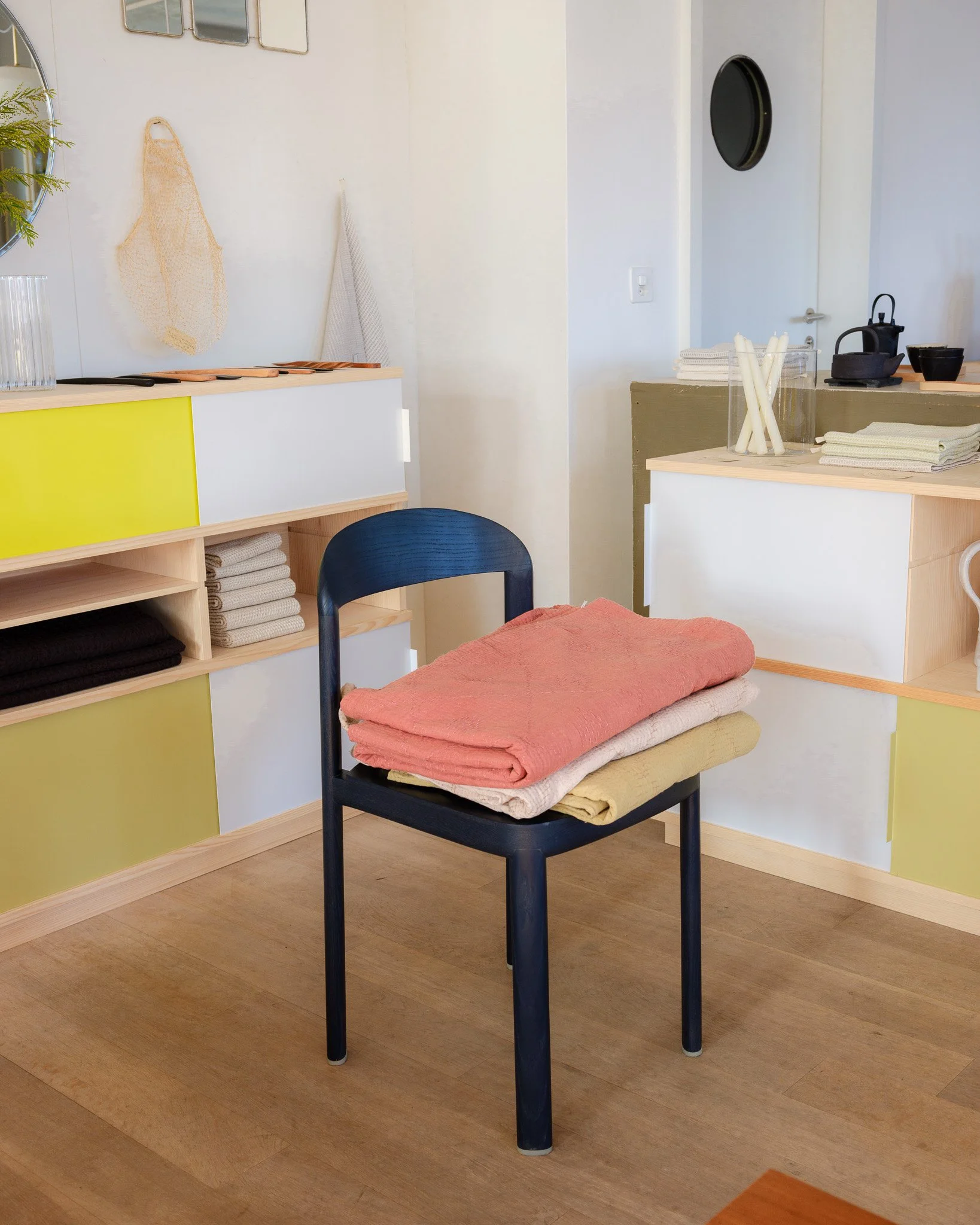 Chaise en bois avec linge de maison plié, boutique Grimsel, Bâle; Wooden chair with folded home textiles, Grimsel store, Basel; Holzstuhl mit gefalteten Heimtextilien, Grimsel-Geschäft in Basel
