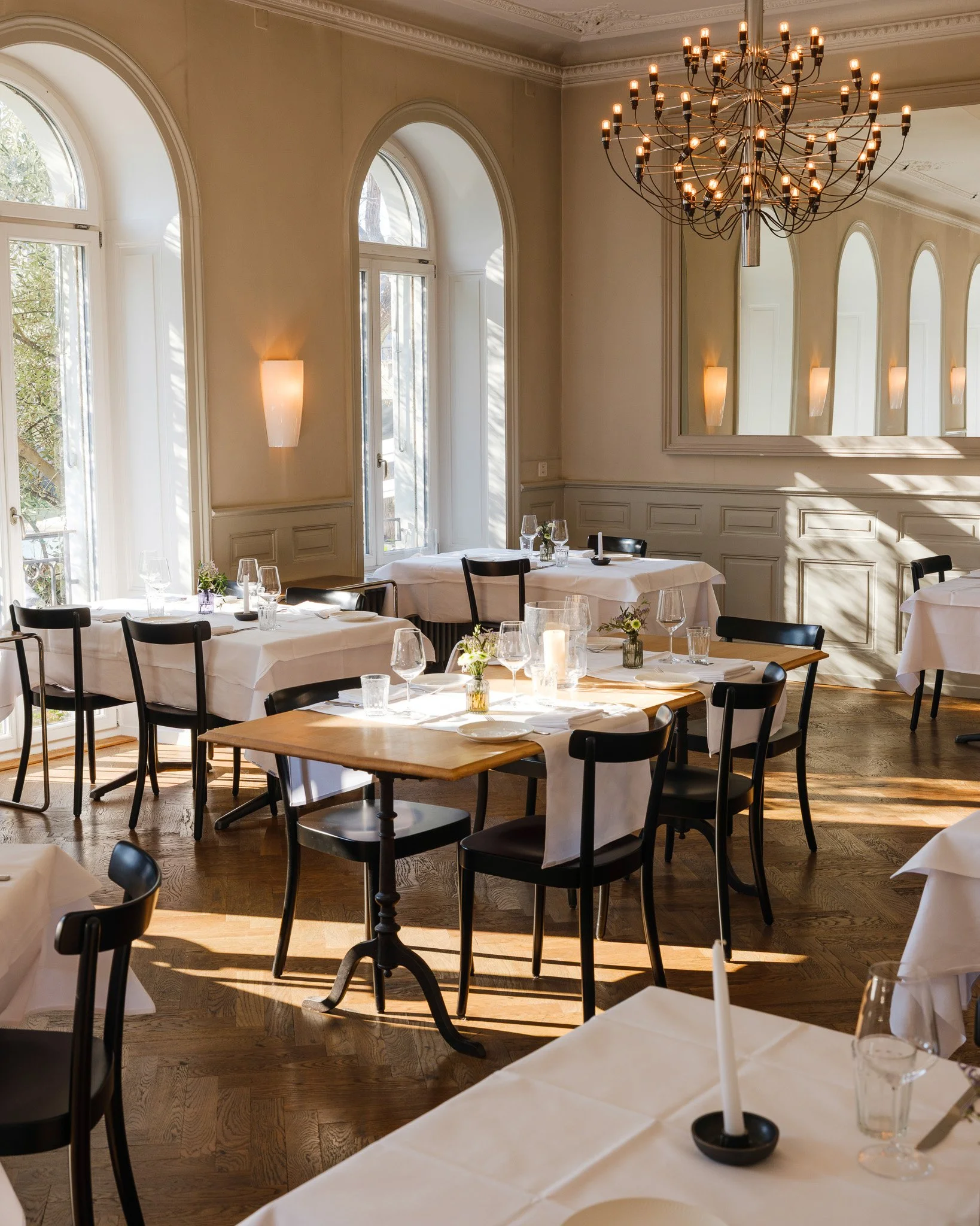 Salle de restaurant lumineuse aux fenêtres cintrées, Hotel Krafft, Bâle; Bright dining room with arched windows, Hotel Krafft, Basel; Heller Speisesaal mit Bogenfenstern, Hotel Krafft, Basel