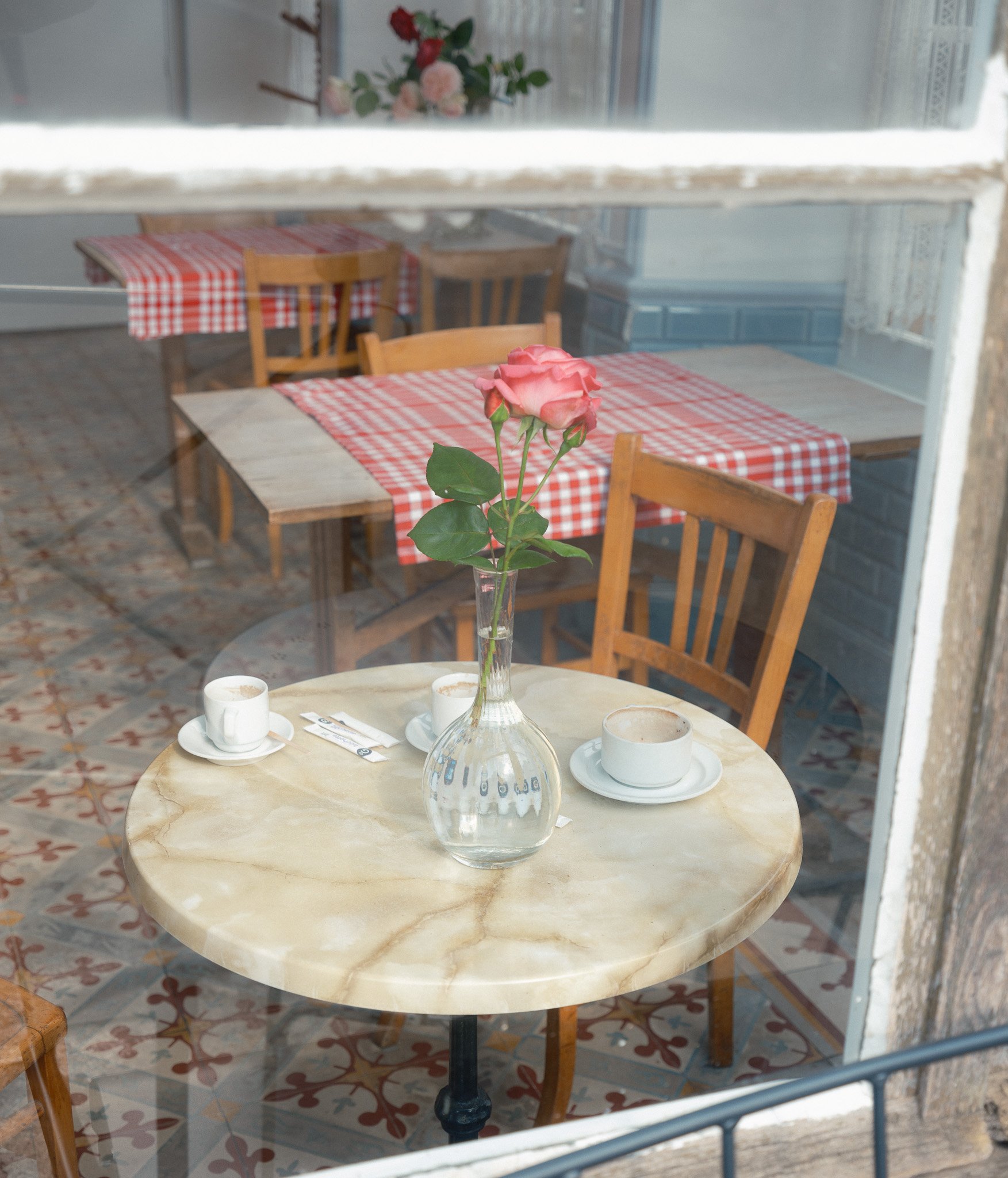 Photographie d'une table élégante et fleurie d'un café en bourgogne en France. Fotografie eines eleganten und blumengeschmückten Tisches in einem Café in Burgund, Frankreich.