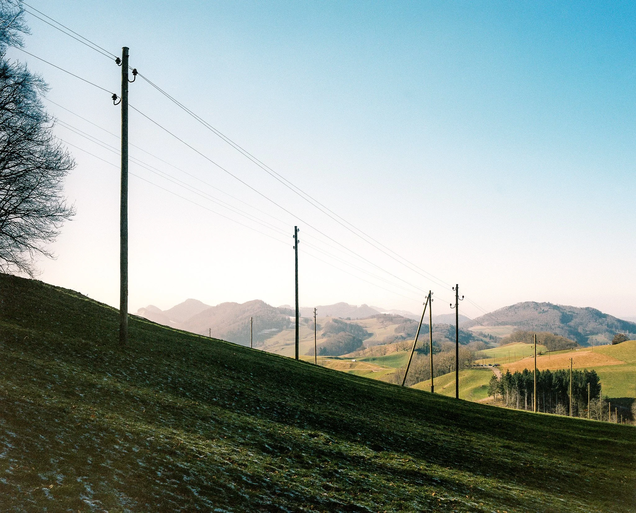 Photographie Antoine Georgelin, un paysage de montagne suisse traversé par des lignes électriques