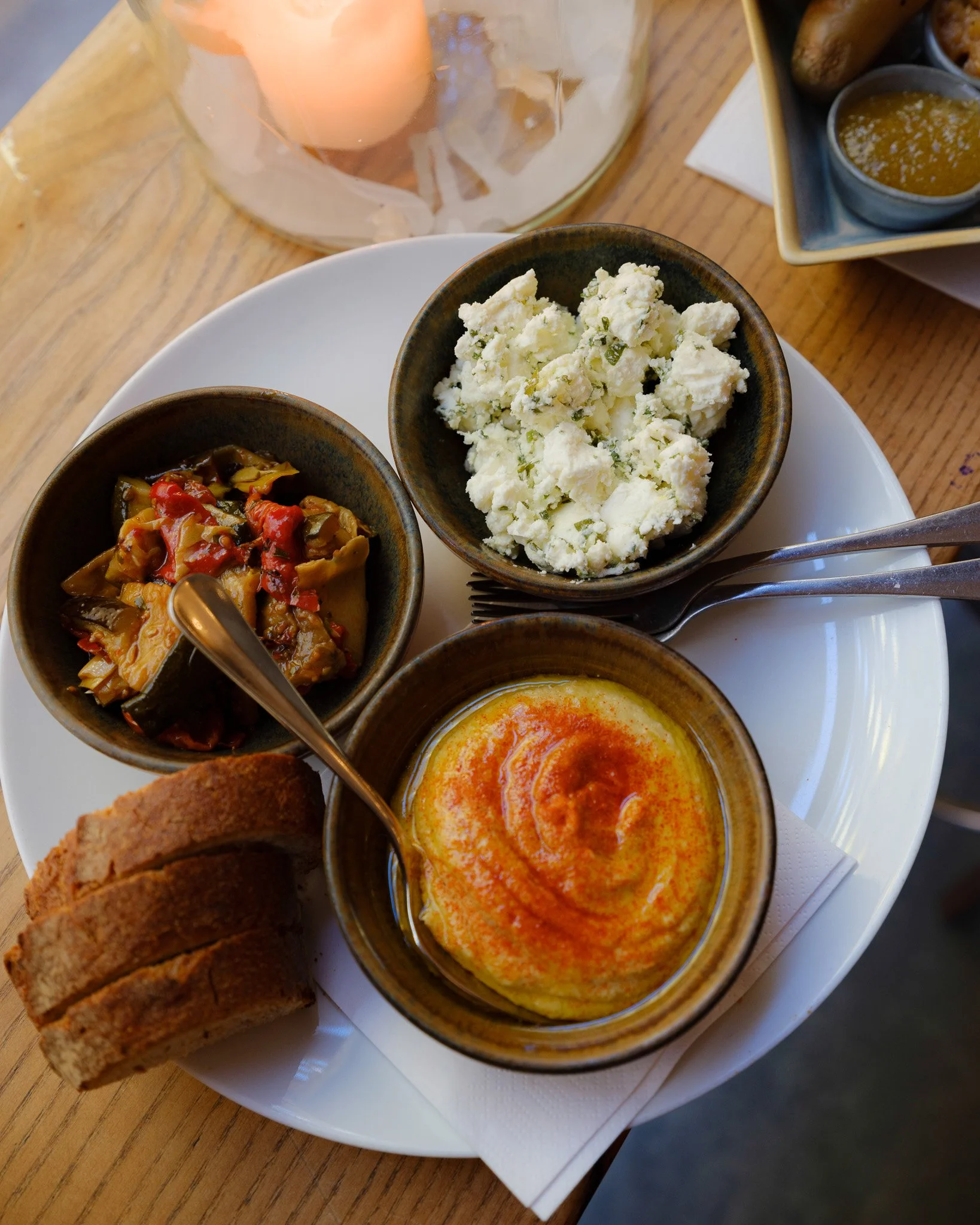 Assiette de mezzés avec pain, houmous et feta, Hotel Krafft, Bâle; Plate of mezze with bread, hummus and feta, Hotel Krafft, Basel; Mezze-Teller mit Brot, Hummus und Feta, Hotel Krafft, Basel