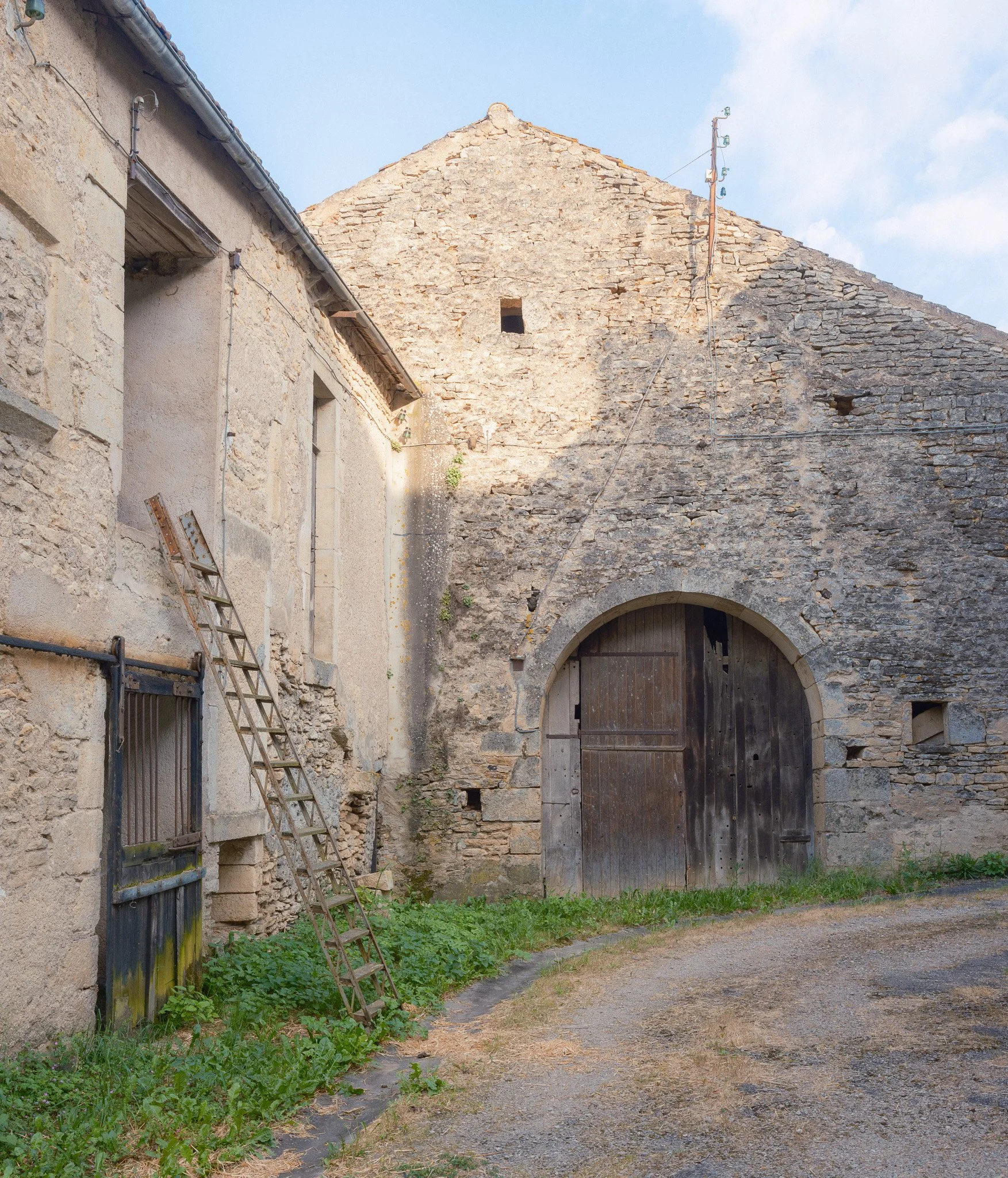 Photographie par Antoine Georgelin, une grange en pierre au lever du soleil dans un village de Bourgogne, France.
Fotografie von Antoine Georgelin, ein steinerner Schuppen bei Sonnenaufgang in einem Dorf in Burgund, Frankreich.
