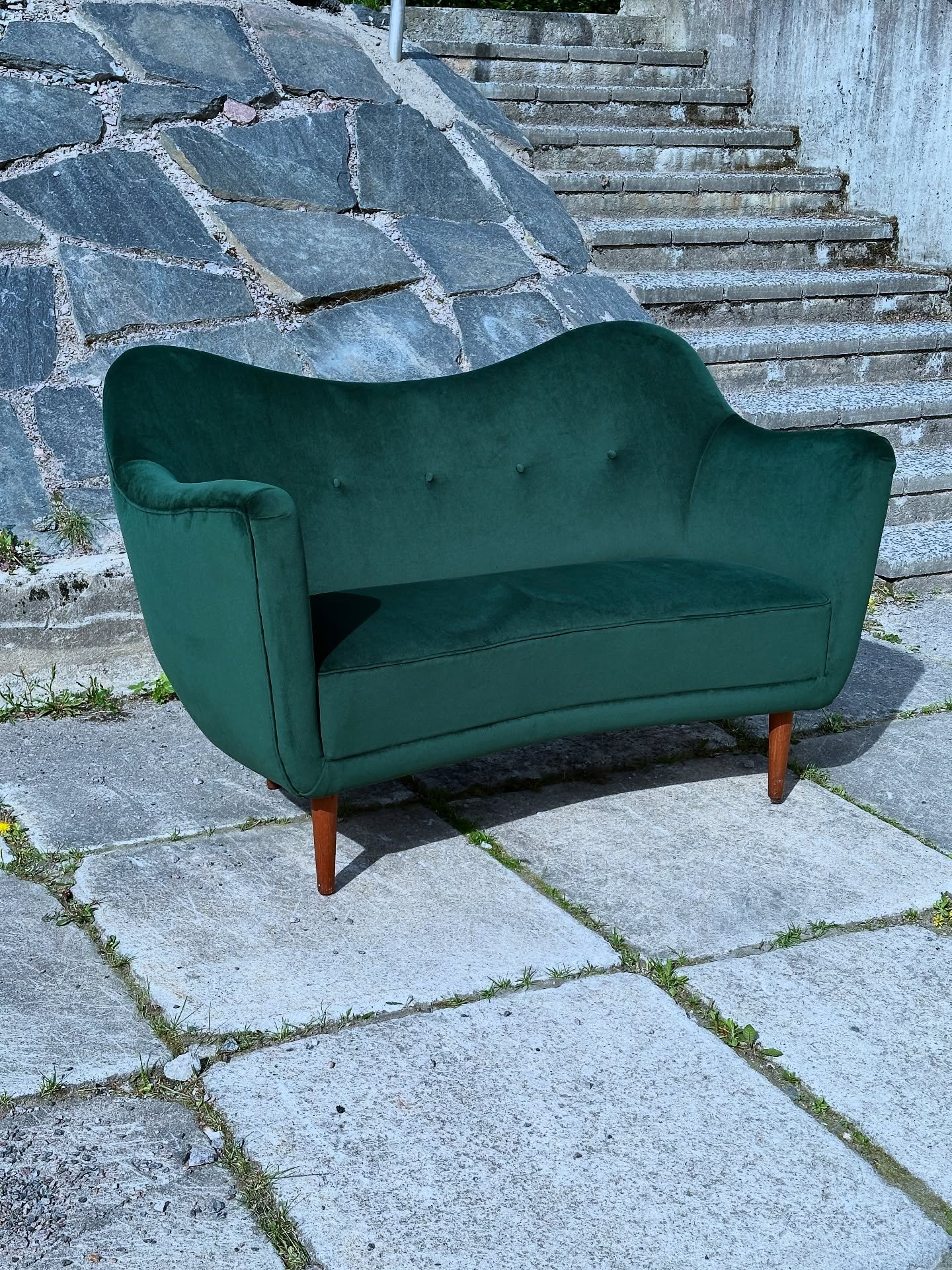 Kuukausi takana uudessa ty&ouml;tilassa ja kiirett&auml; on pit&auml;nyt! T&auml;m&auml; vintage sohva p&auml;&auml;si ensimm&auml;isen&auml; ty&ouml;p&ouml;yd&auml;lle Munkkivuoressa. Uusittiin istuimen perustus ja lis&auml;ttiin selk&auml;nojaan li