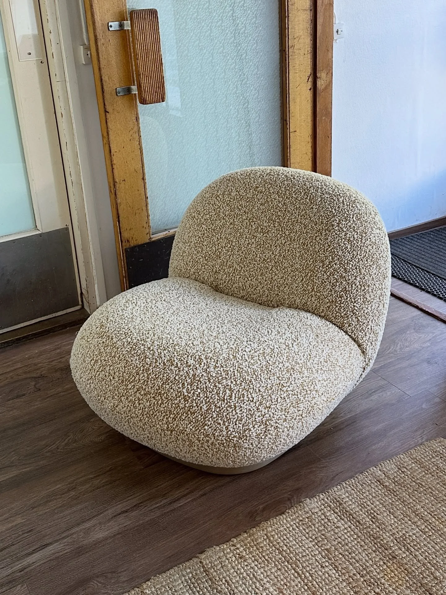 GUBI Pacha nojatuoli sai uuden verhoilun @lauritzons Riccio kankaasta. T&auml;st&auml; tuli kyll&auml; upea, kangas oli ihan nappi valinta @inneinteriors 🧡

#verhoomopihka #upholstery #verhoilu #design #designinspiration #gubipacha #lauritzons