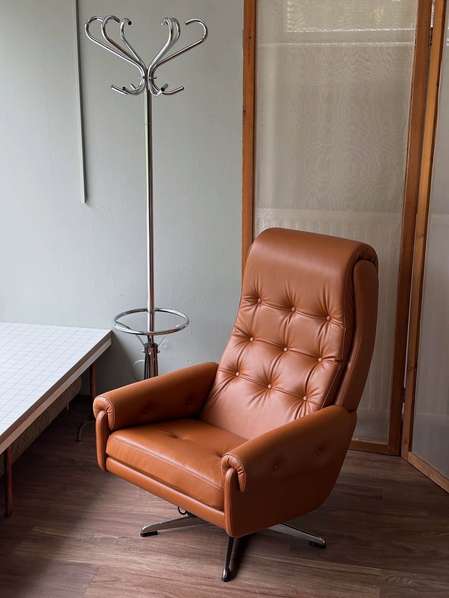 Vintage TV-tuoleissa on vaan sit&auml; jotakin!🧡 Ihanaa, ett&auml; t&auml;m&auml; p&auml;&auml;tettiin kunnostaa uudestaan k&auml;ytt&ouml;&ouml;n. Ja olipa kiva tehd&auml; taas nahalla verhoilua pitk&auml;st&auml; aikaa. Siin&auml; on aina pieni j&