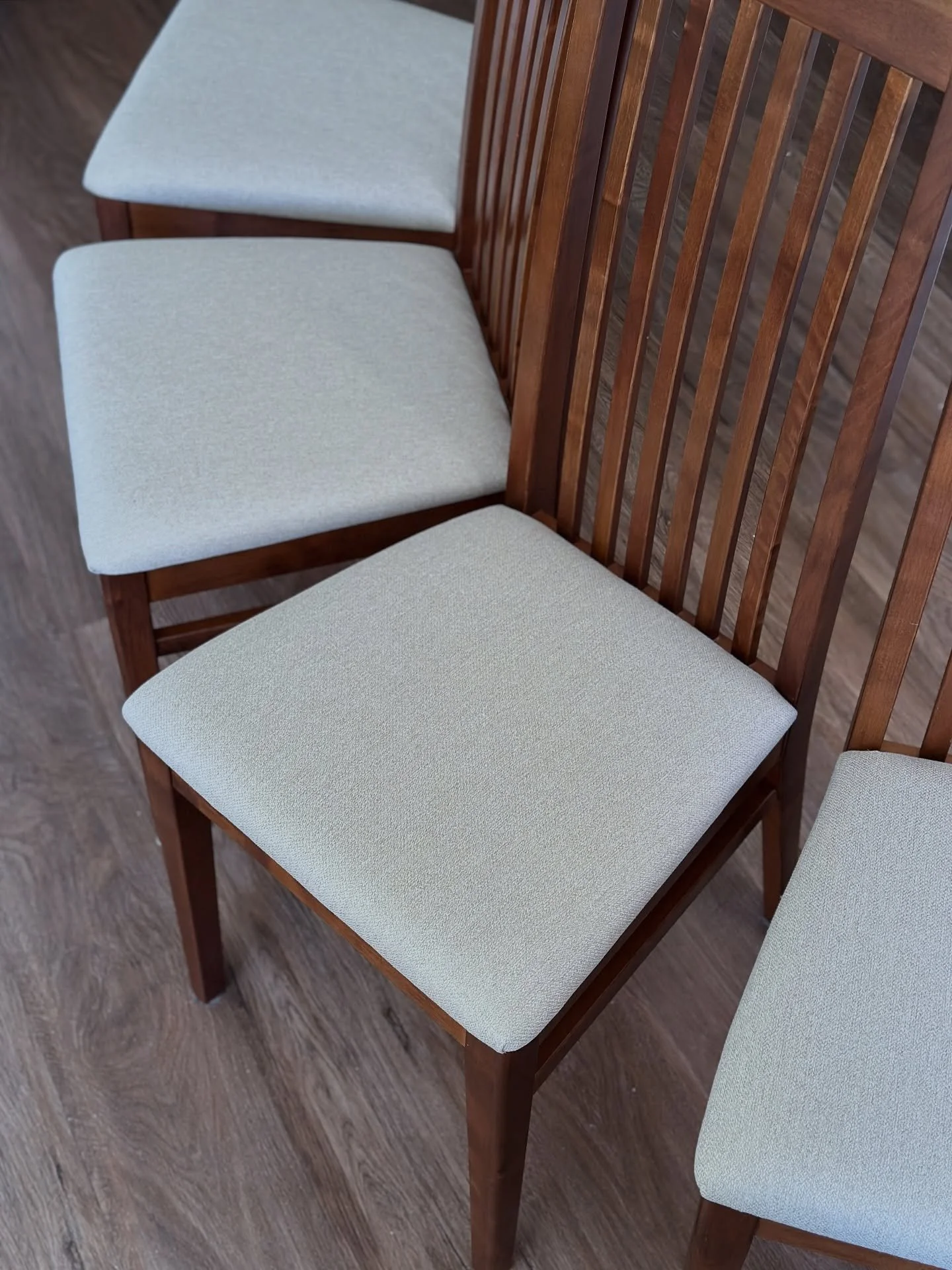 N&auml;ihin ruokap&ouml;yd&auml;n tuoleihin haluttiin kangas, joka on k&auml;yt&auml;nn&ouml;llinen my&ouml;s pienten lasten kanssa. Sellainen l&ouml;ytyikin @lauritzons valikoimasta, Lumi easycare kangas on likaa hylkiv&auml; ja helposti puhdistetta