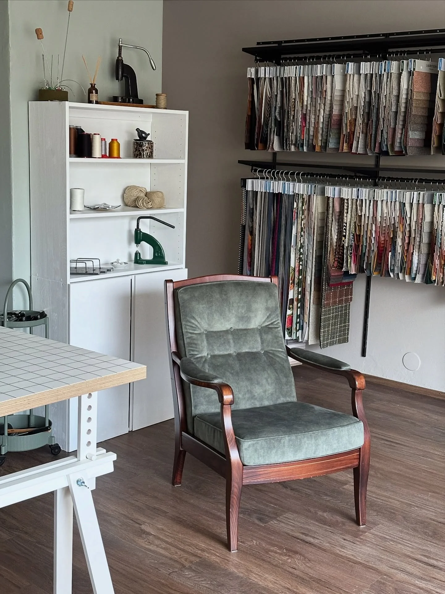 T&auml;ss&auml; tuolissa oli k&auml;sinojien pehmusteet ja kangas mennyt rikki pitkien ruuvien vuoksi (ja kissakin oli n&auml;ytt&auml;nyt kynsi&auml; takasel&auml;lle.) Ruuvit vaihdettiin lyhyempiin ja valittiin kangas, johon kissan ei tee mieli ter