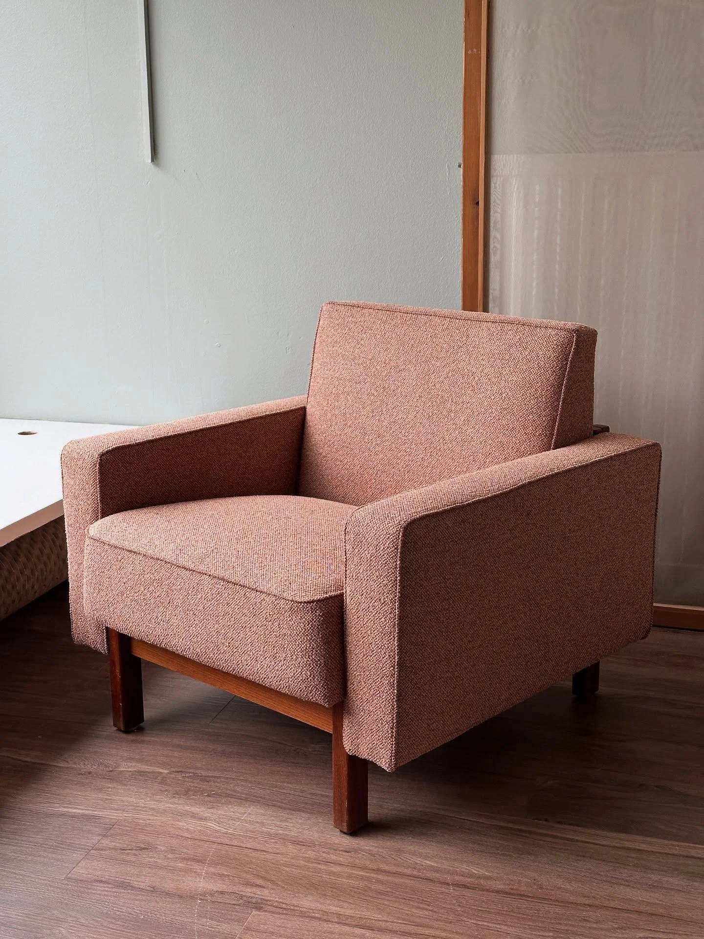 Askon vintage nojatuolin sisus oli vuosikymmenien saatossa mennyt murusiksi ja jousituskin l&ouml;ystynyt. Tehtiinkin siis t&auml;lle kaunokaiselle t&auml;ysremontti ja samalla my&ouml;s vaihtui ilme ihan uuteen.🧡 Kankaaksi valikoitui Lauritzonin Co