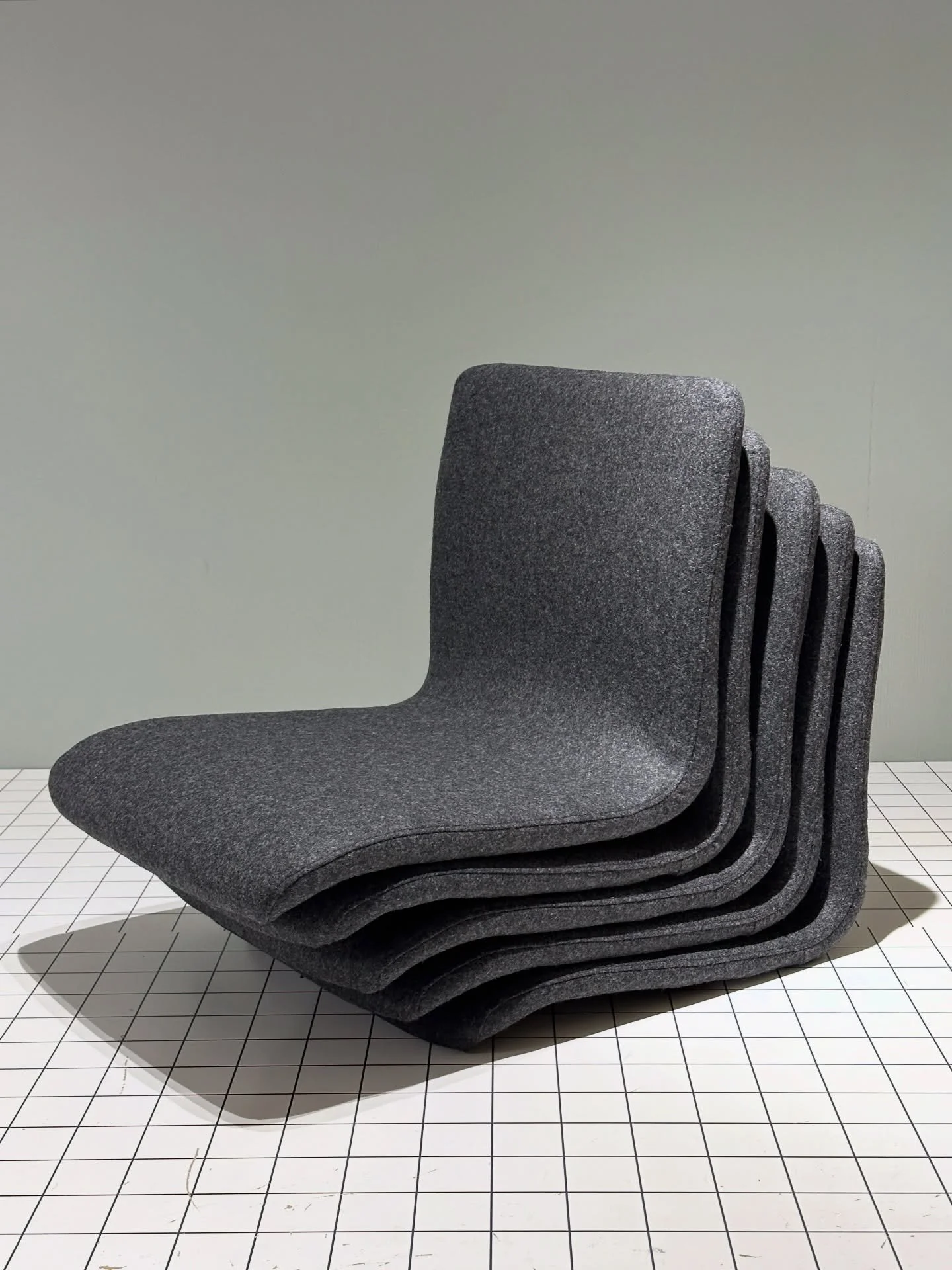 Tuoleja ilman jalkoja ja villakankaalla verhoiltuna on ollut ty&ouml;p&ouml;yd&auml;ll&auml; viime aikoina muutama. Tai onhan n&auml;ill&auml; jalat, mutta ne j&auml;iv&auml;t asiakkaille.😄 Onnistuu se verhoilu n&auml;inkin!

Orn&auml;sin Lehti tuol