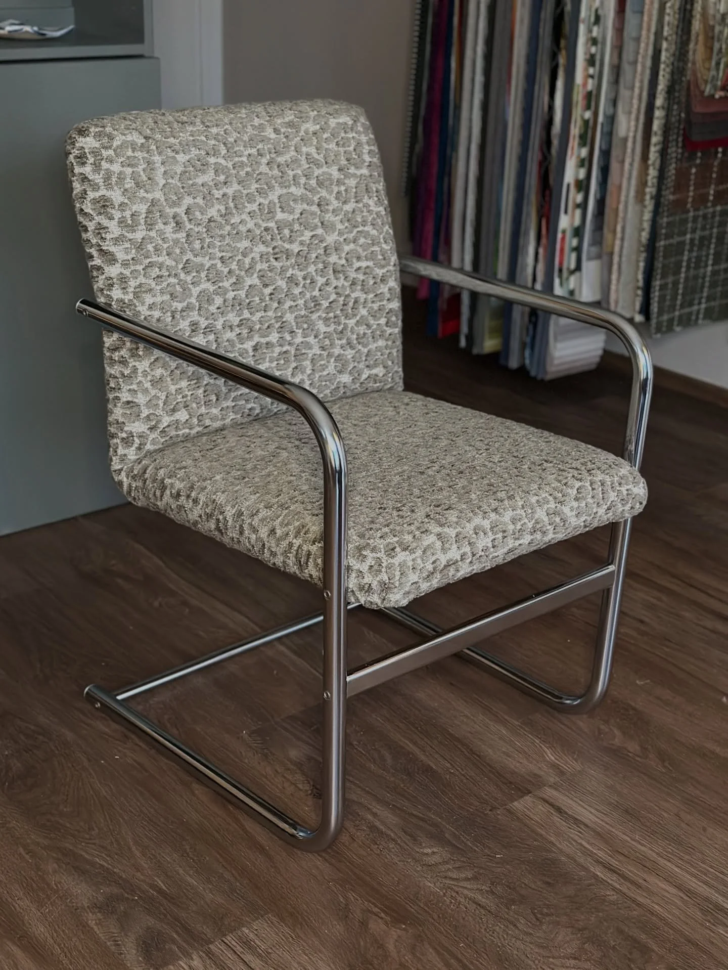 Putkituoliin kaivattiin pehme&auml;mp&auml;&auml; v&auml;rimaailmaa ja leikkis&auml;mp&auml;&auml; ilmett&auml;. Ja seh&auml;n oli sitten Lauritzonin Cheetah!🐆 Kankaan kuvio tuo hauskaa tekstuuria pintaan, joten tikkaukset p&auml;&auml;tettiin j&aum