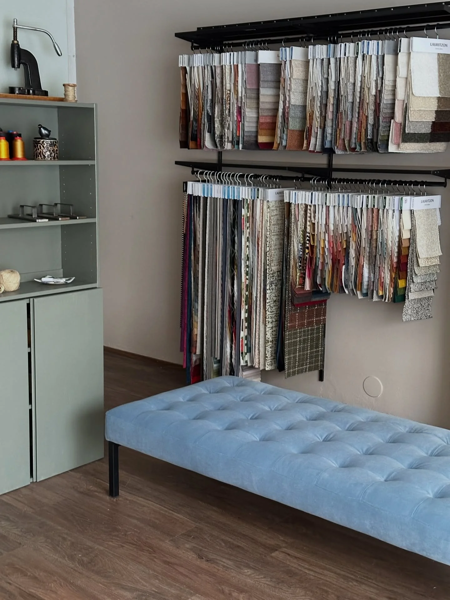 Daybed sai ylleen ihanan puuterisen sinisen sametin.🩵 
T&auml;ydellinen s&auml;vy l&ouml;ytyi Lauritzonilta Luxor kankaasta, jossa v&auml;rej&auml; riitt&auml;&auml;.

Ty&ouml; on toteutettu yhteisty&ouml;ss&auml; @saana_akiola kanssa.

#verhoomopih