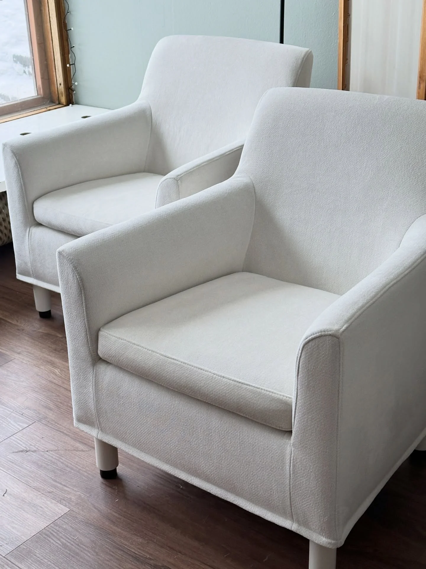 N&auml;m&auml; s&ouml;p&ouml;t nojatuolit ovat Ben af Schult&eacute;nin suunnittelemat Artekille. Niiden vanha musta irtop&auml;&auml;llinen oli haalistunut ja kulunut pesussa, mutta nyt ne saivat uuden raikkaan ilmeen pehmoisella chenille kankaalla.