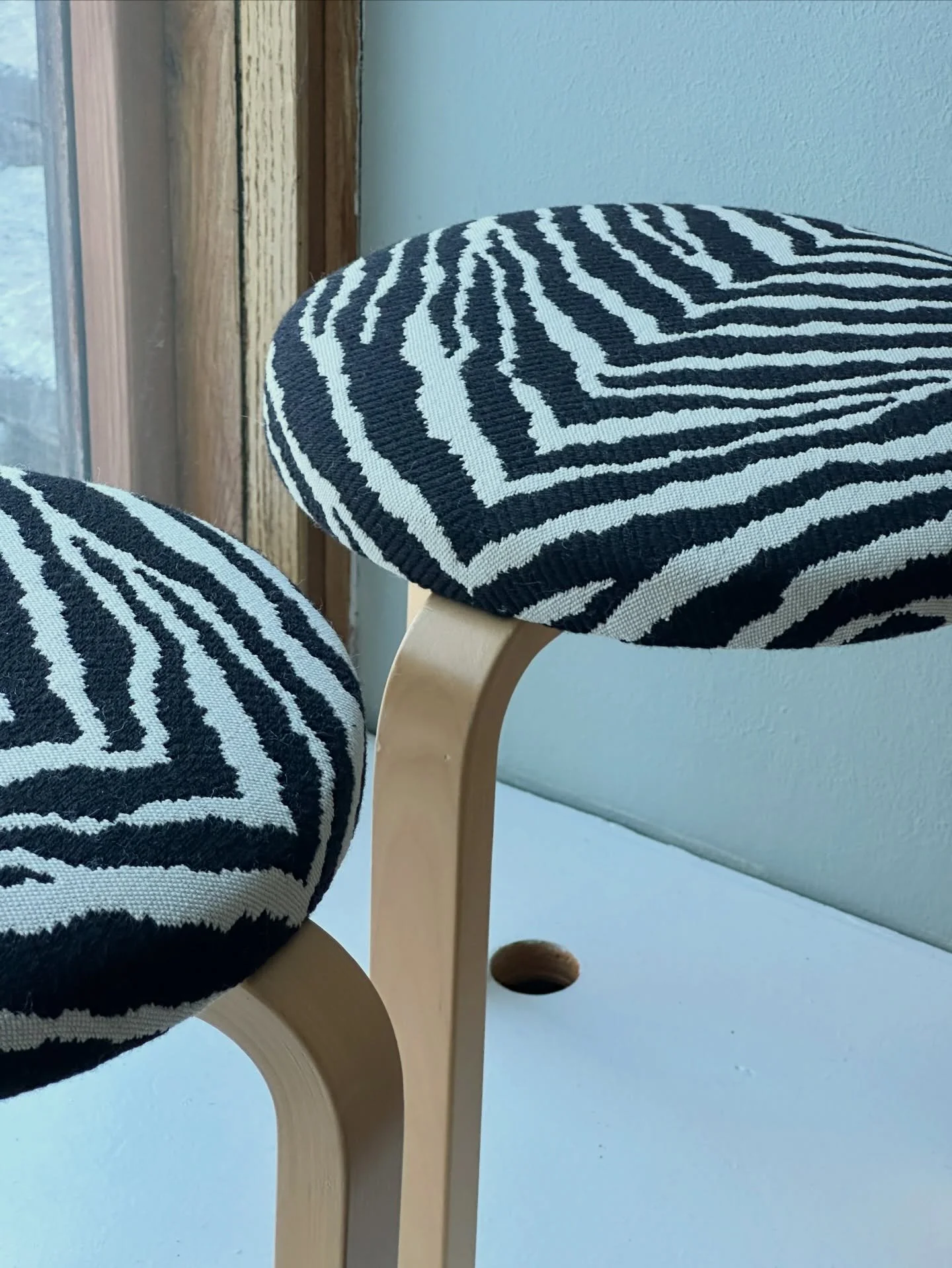 Artek 66 jakkarat verhoiltuna Zebra kankaalla, klassikkojen klassikko!🦓🧡

N&auml;it&auml; on kiva tehd&auml; isompien t&ouml;iden lomassa v&auml;lipaloina.😄

#verhoomopihka #artek #design #verhoilu