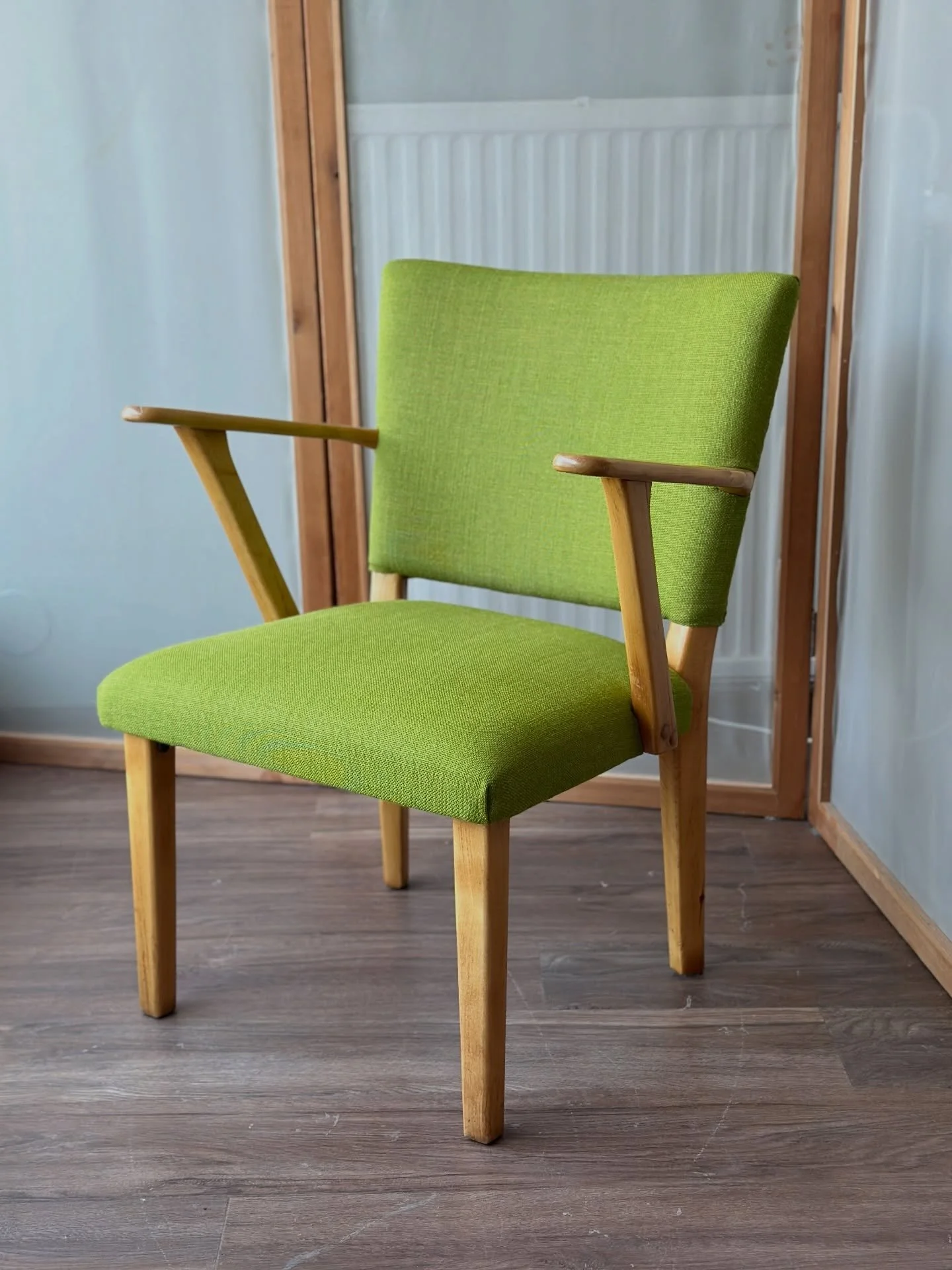 Pikkutuolin verhoilu ja pehmusteiden vaihto. Mink&auml; ihanan pirte&auml;n v&auml;rin asiakas valitsi t&auml;h&auml;n tuoliin.🧡 

T&auml;&auml;ll&auml; ollaan oltu taas kovasti ty&ouml;n touhussa, silloin meinaa t&auml;m&auml; somen p&auml;ivitt&au