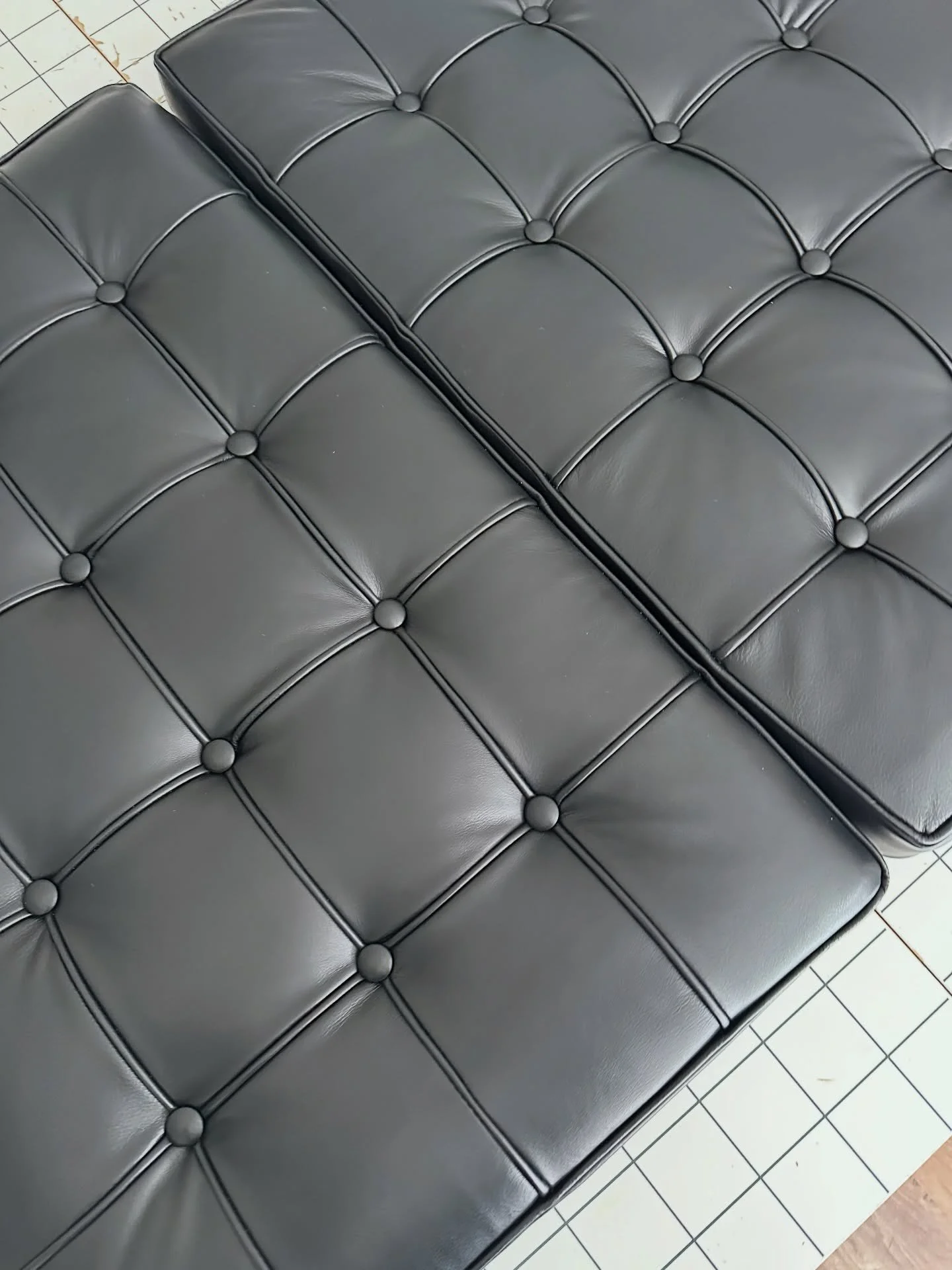 T&auml;t&auml; ty&ouml;t&auml; piti harkita useampi hetki uskallanko l&auml;hte&auml; edes yritt&auml;m&auml;&auml;n.. p&auml;&auml;tin lopulta, ett&auml; no uskallan! Usean testiompeleen, ohennetun sauman ja katkenneiden neulojen j&auml;lkeen lopult