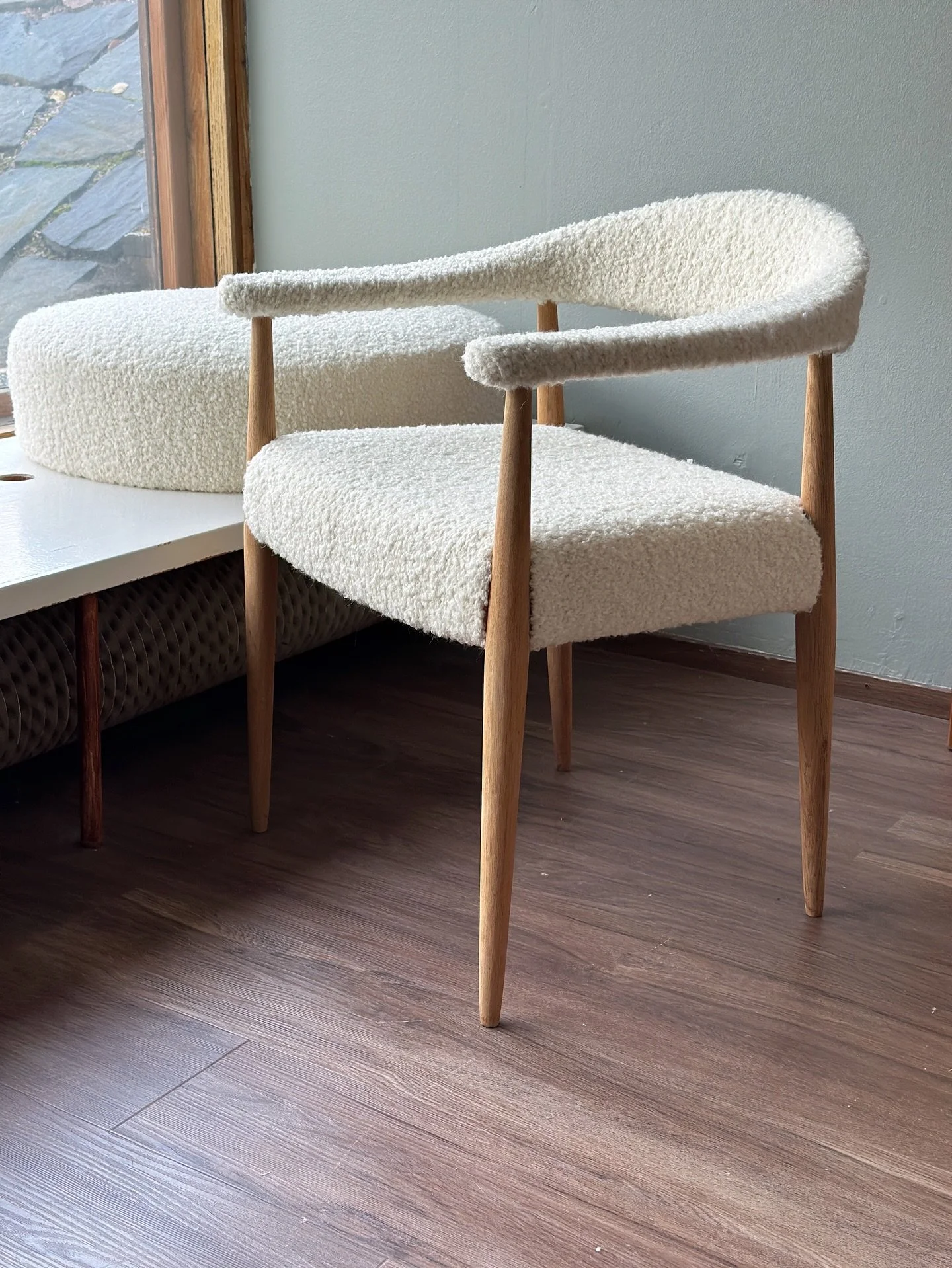 Verhoilin Ilmari Lappalaisen Eterna tuolin kauniit kaarteet pehme&auml;n p&ouml;rr&ouml;isell&auml; boucle kankaalla.🧡 Joustavat villakankaat ovat t&auml;llaisissa t&ouml;iss&auml; verhoilijan yst&auml;v&auml;! Samalla kankaalla verhoiltiin my&ouml;