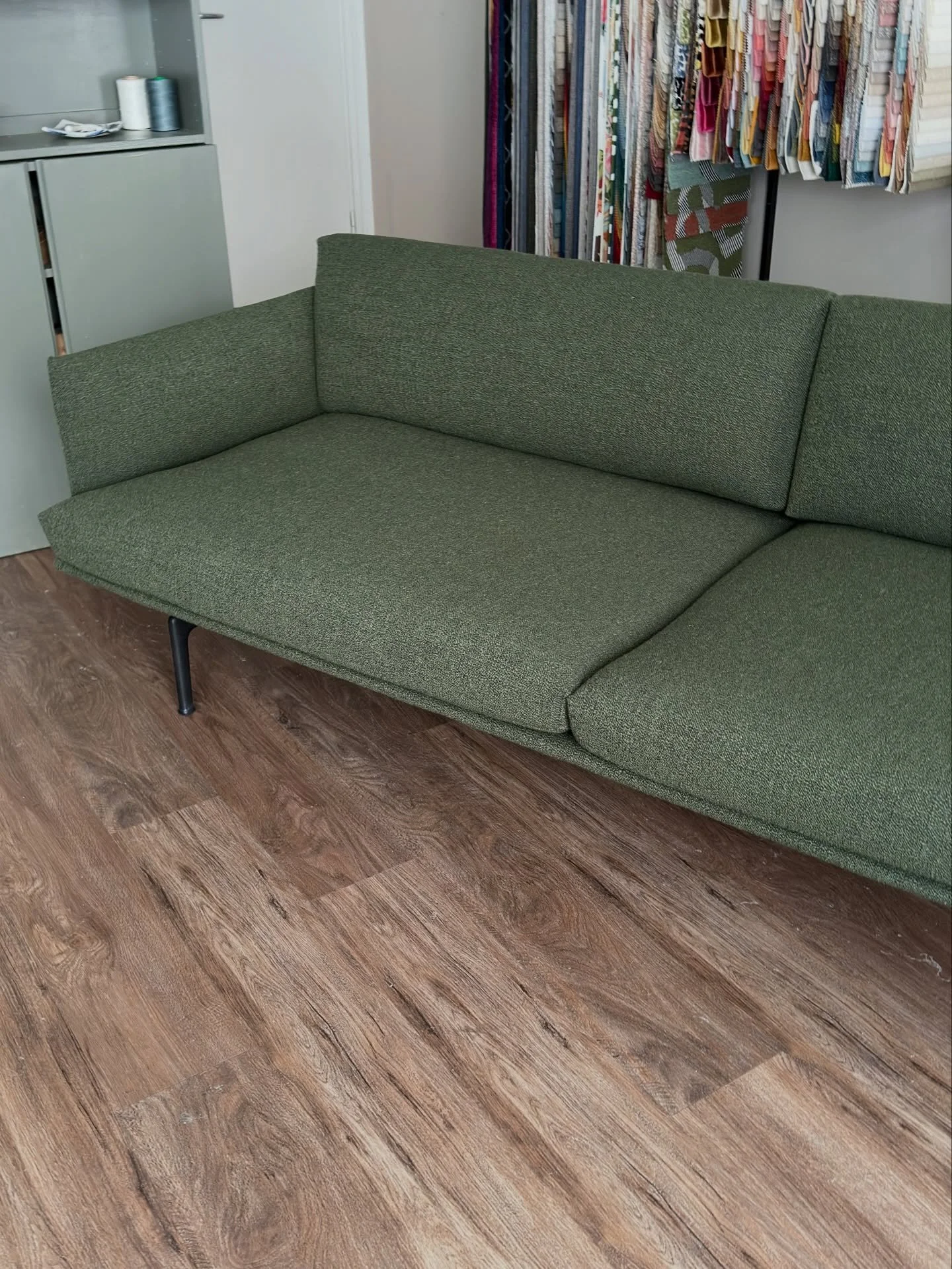 Muuto Outline sohva verhoiltiin @lauritzons easycare Muru boucle kankaalla. Sohva k&auml;vi verhoomolla asiakkaan muuton yhteydess&auml; ja kangas valittiin uuteen kotiin sopivaksi.🧡 Vanha kangas oli haalistunut auringossa ja k&auml;rsinyt koiran ky