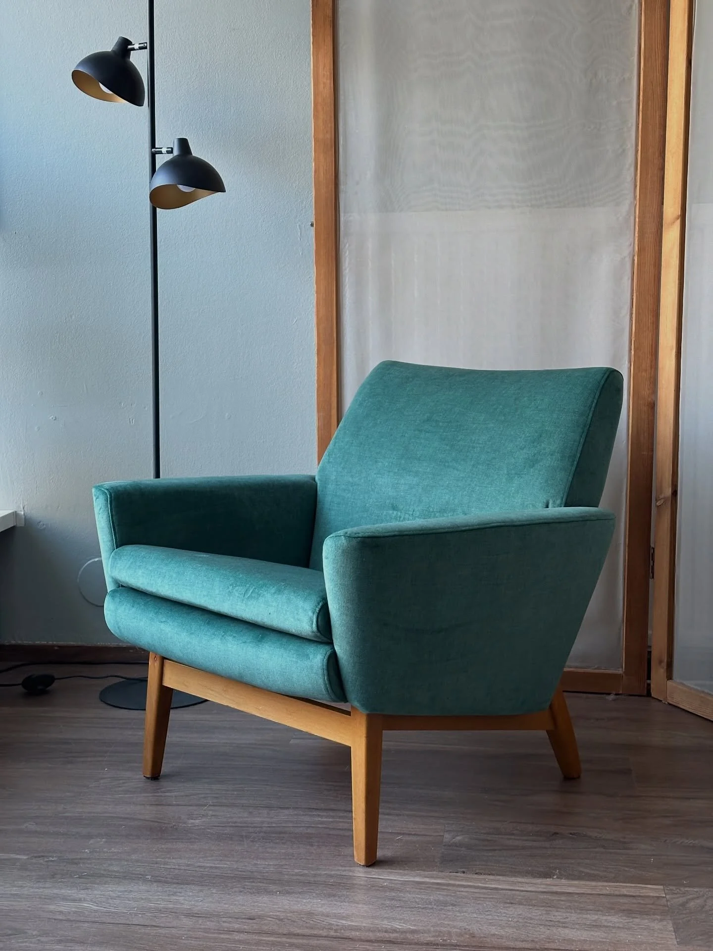 Mulle tulee aina niin hyv&auml; mieli, kun saan tuolin kotiin p&auml;&auml;sty&auml; iloisen viestin asiakkaalta.🧡
T&auml;m&auml; suloinen vintage tuoli oli kovasti kissojen mieleen ja p&auml;&auml;ssyt v&auml;h&auml;n raasuun kuntoon.🐈 Onneksi ver