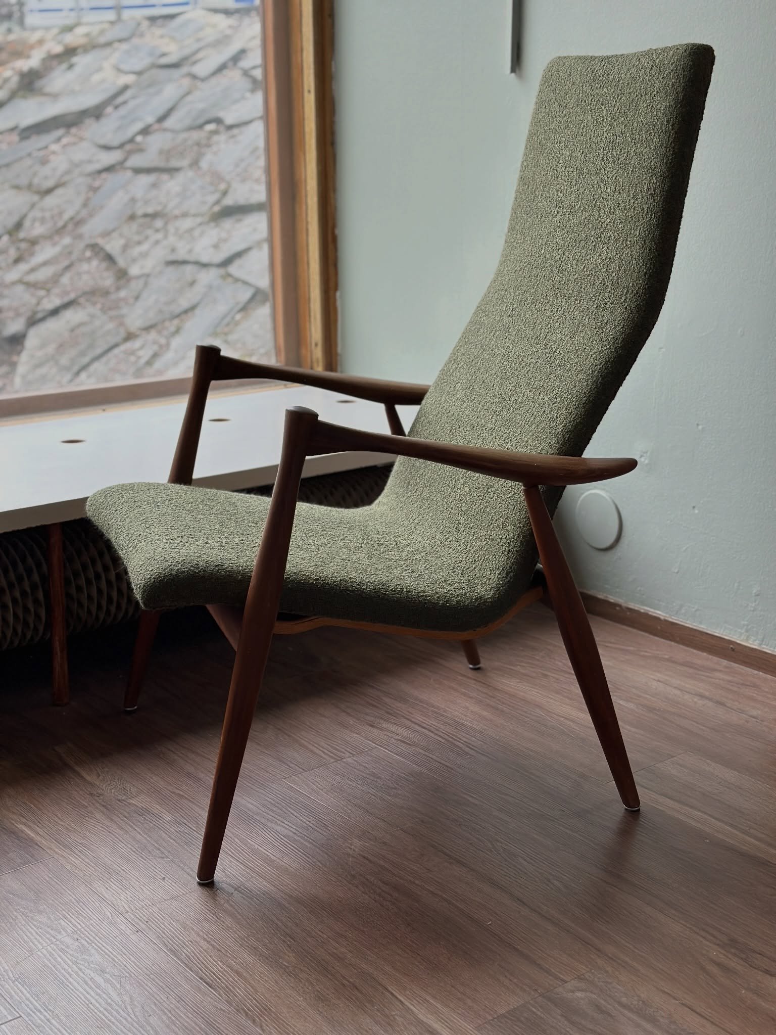 Oi mik&auml; upea Askon vintage tuoli k&auml;vi verhoomolla!🧡 Kyseess&auml; on Ilmari Lappalaisen suunnittelema Emilia tuoli 60-luvulta. Vanha vaahtomuovi oli mennyt jo jauhoksi niin pohjat uusittiin t&auml;h&auml;n samalla. T&auml;m&auml; oli joten