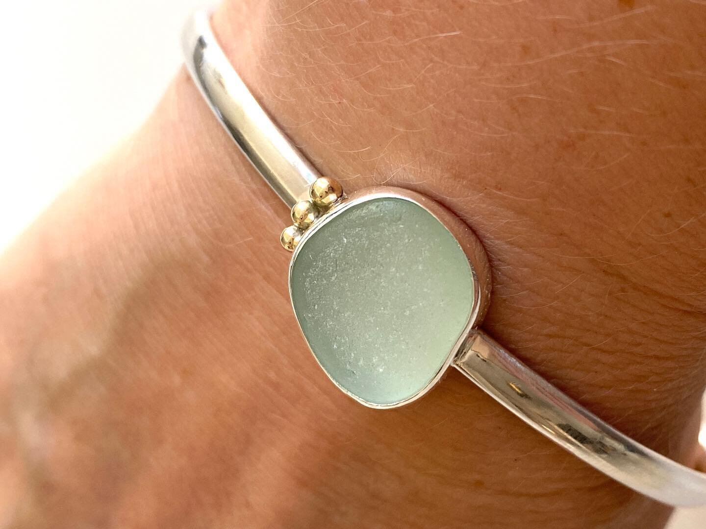 Just back from being hallmarked at the London Assay Office. Seaglass bangle made with sterling silver oval bracelet and finished with a little pop of 9ct gold. I&rsquo;m not sure yet if I might just keep this one for myself 😍 #ovalsilverbangle #seag