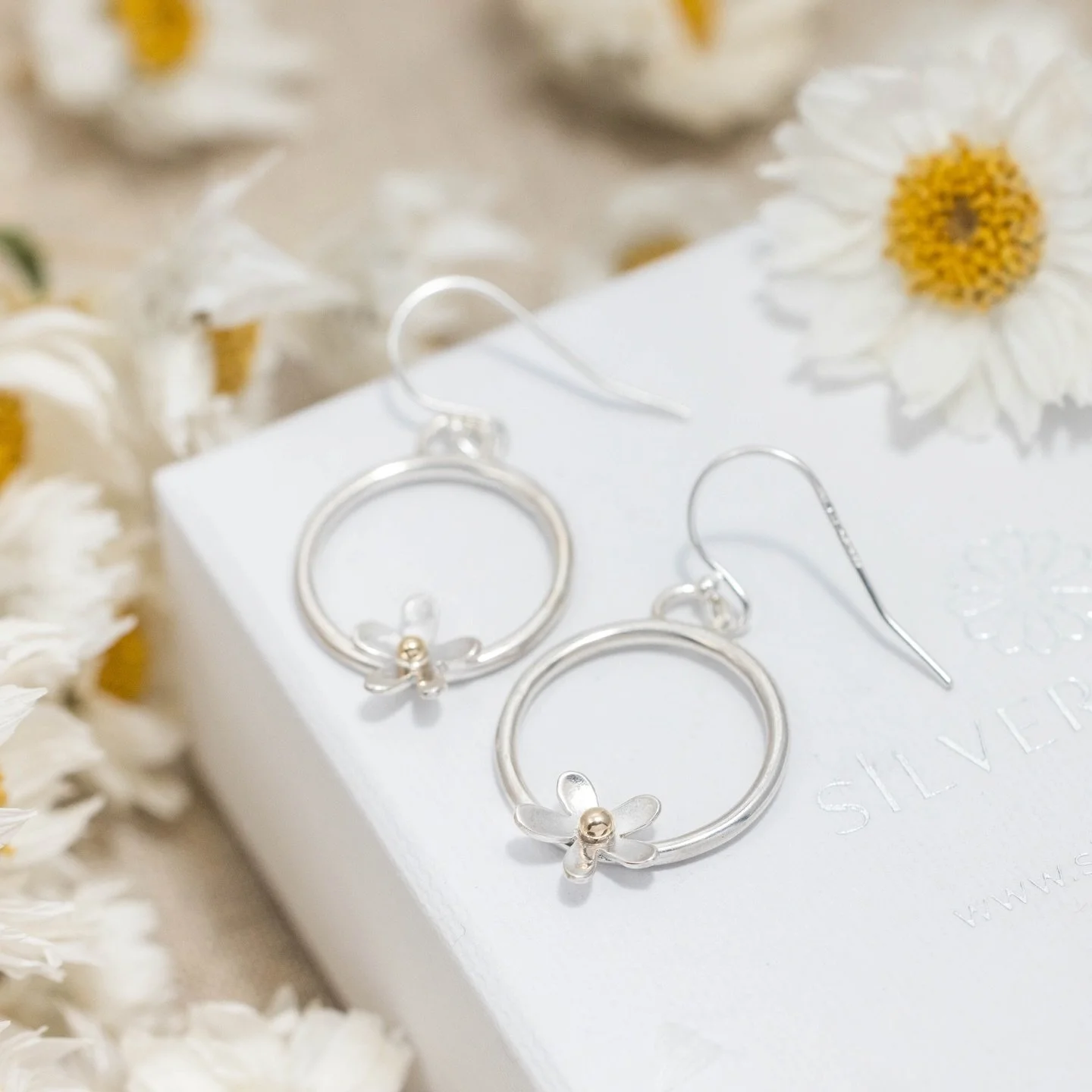 Chasing sunshine and soft summer moments 🌼

As the days grow warmer and the first oxeye daisies begin to bloom, there&rsquo;s that unmistakable feeling of summer just around the corner&hellip; think flowing sundresses, sandals, and time spent outdoo