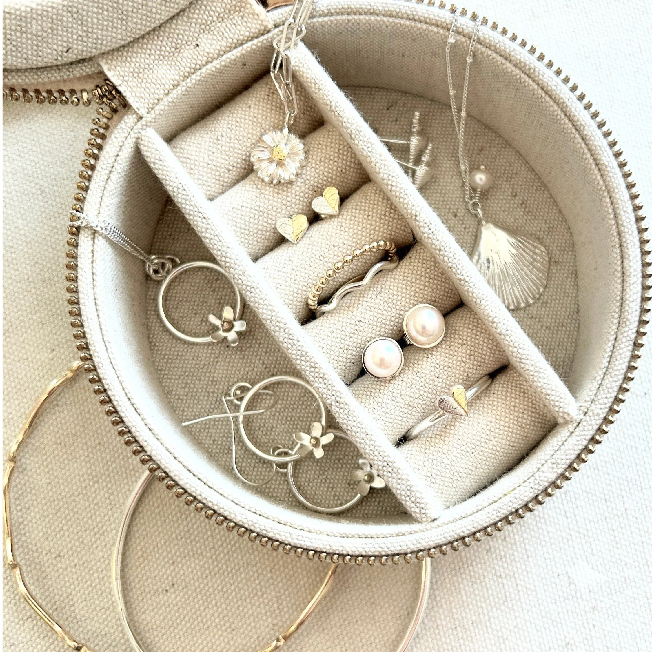 Packing made easy &mdash; capsule jewellery for summer. ☀️✨

Choose timeless pieces that work effortlessly together, whatever the occasion. Whether you're heading to the beach, exploring a new city, or enjoying dinner out, a carefully curated jewelle