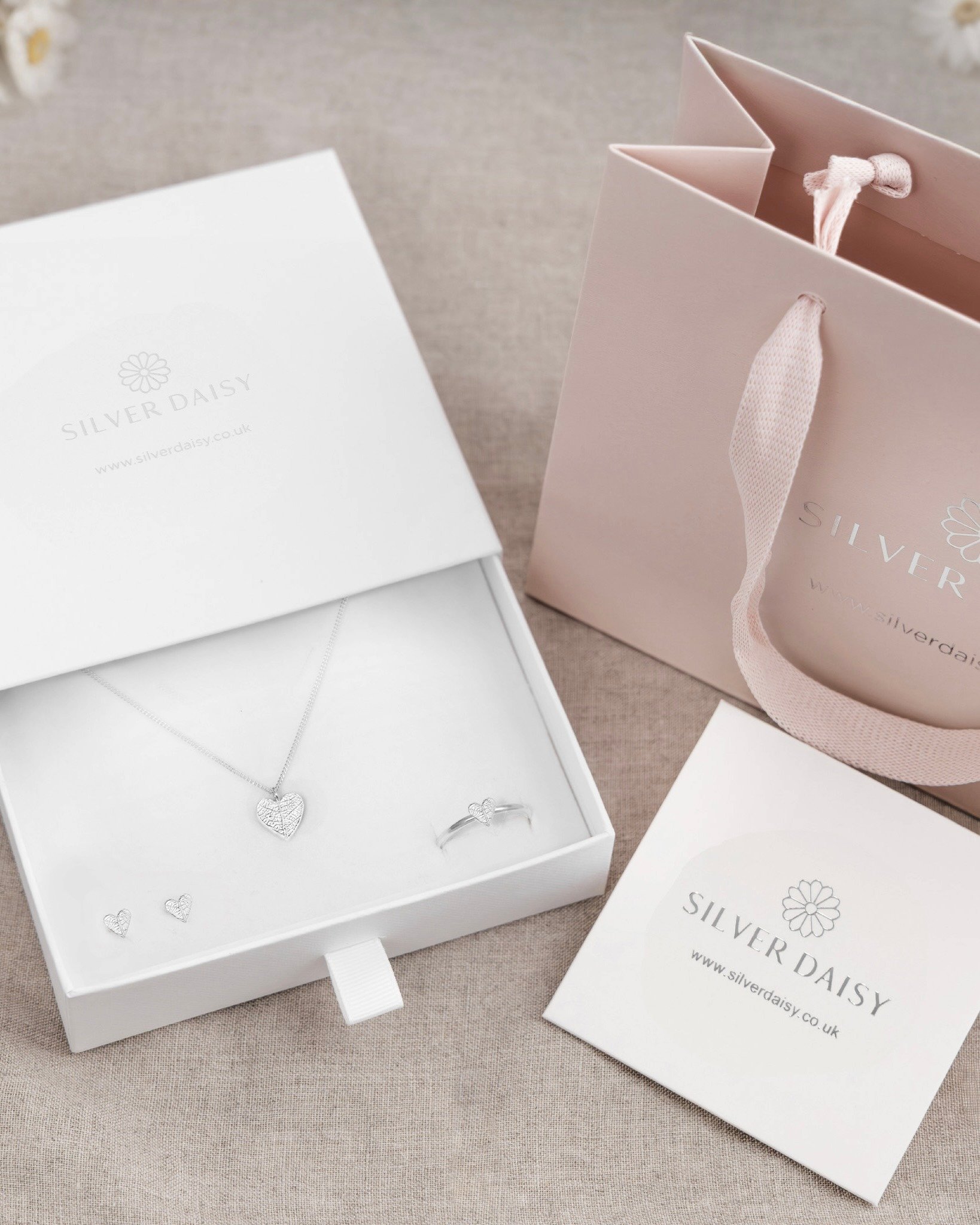 Come rain or shine, Silver Daisy's always there for you.

Whether you&rsquo;re treating yourself to  a moment of calm creativity or gifting someone a new piece of jewellery.

From thoughtful gift vouchers to hands‑on workshops perfect for a cosy catc