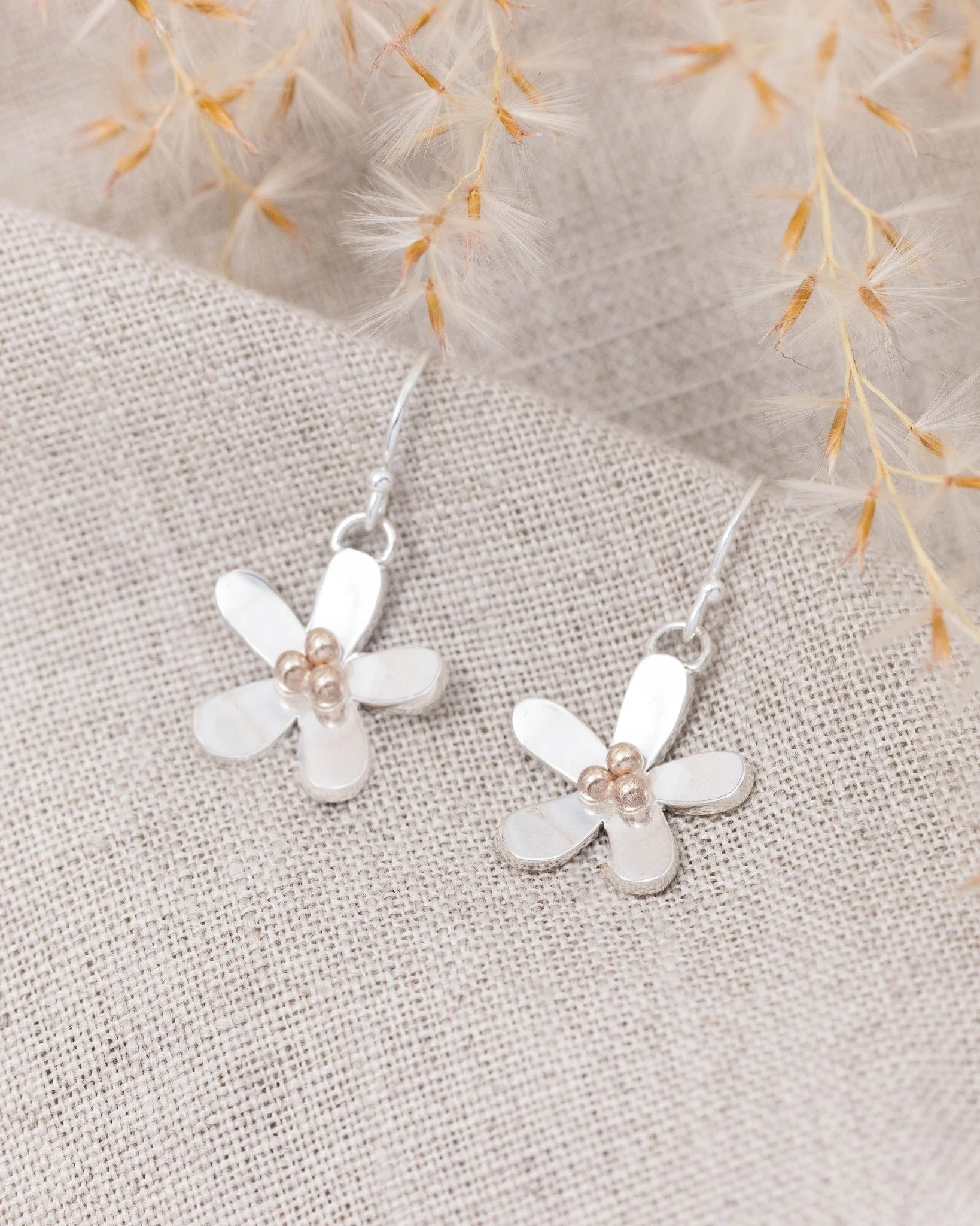 A little daisy detail for autumn 🌼🍂

Inspired by one of our favourite flowers, our Silver Daisy Earrings bring a touch of floral charm to the season of cosy knits and golden leaves.

With their softly shaped silver petals and contrasting golden cen