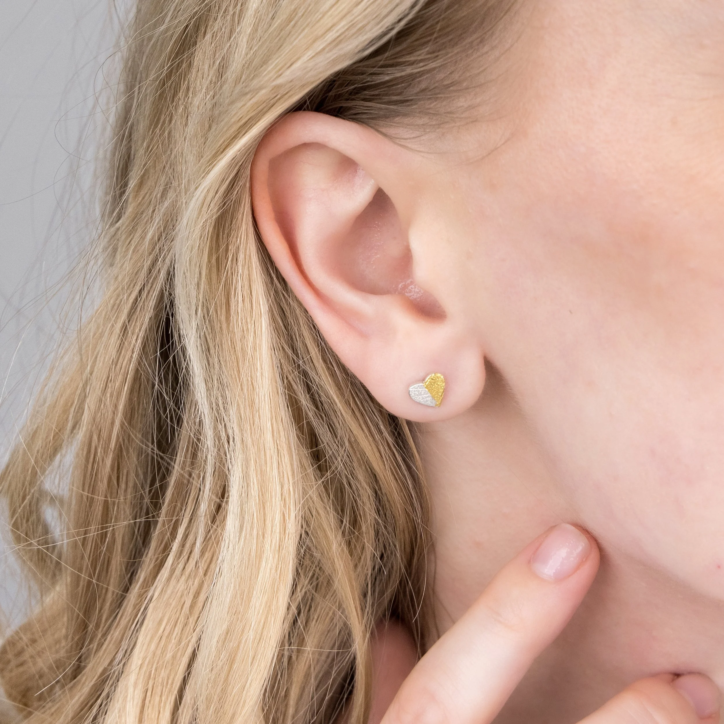 Mini sterling silver heart stud earrings with delicate leaf print texture and 24ct gold keum-boo accents.