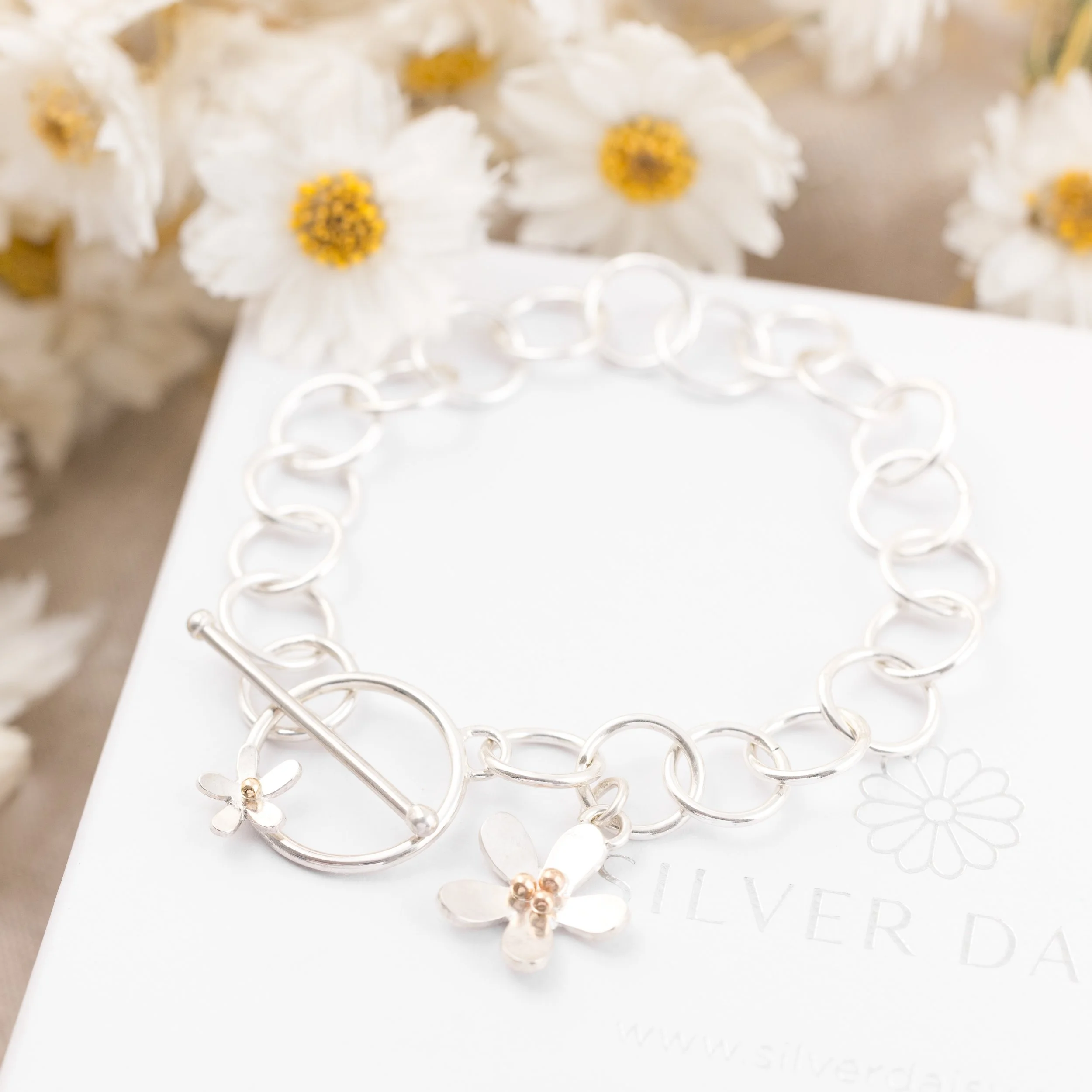Silver-Daisy-Toggle-Bracelet-002-w.jpg
