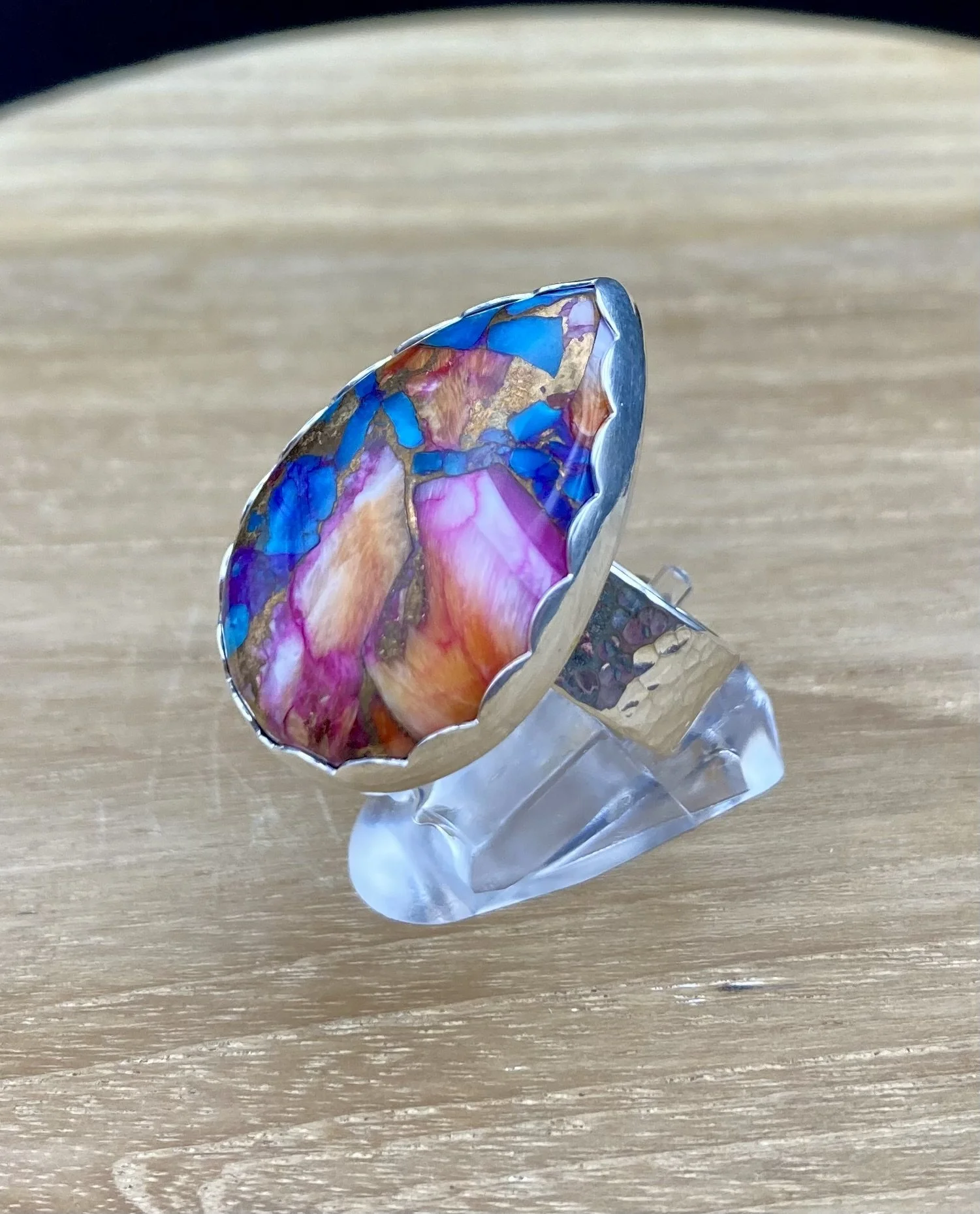 130 euro.  Mohave Spiny Oyster, maat 17 1/4, gehamerde ringband, zilver