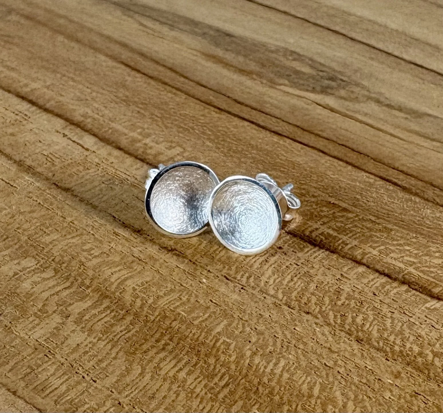 33 euro. Oorknopjes, zilver, ongeveer 8 mm doorsnede. Kuipje heeft "frosted" structuur, met glanzende rand. Op aanvraag te maken.