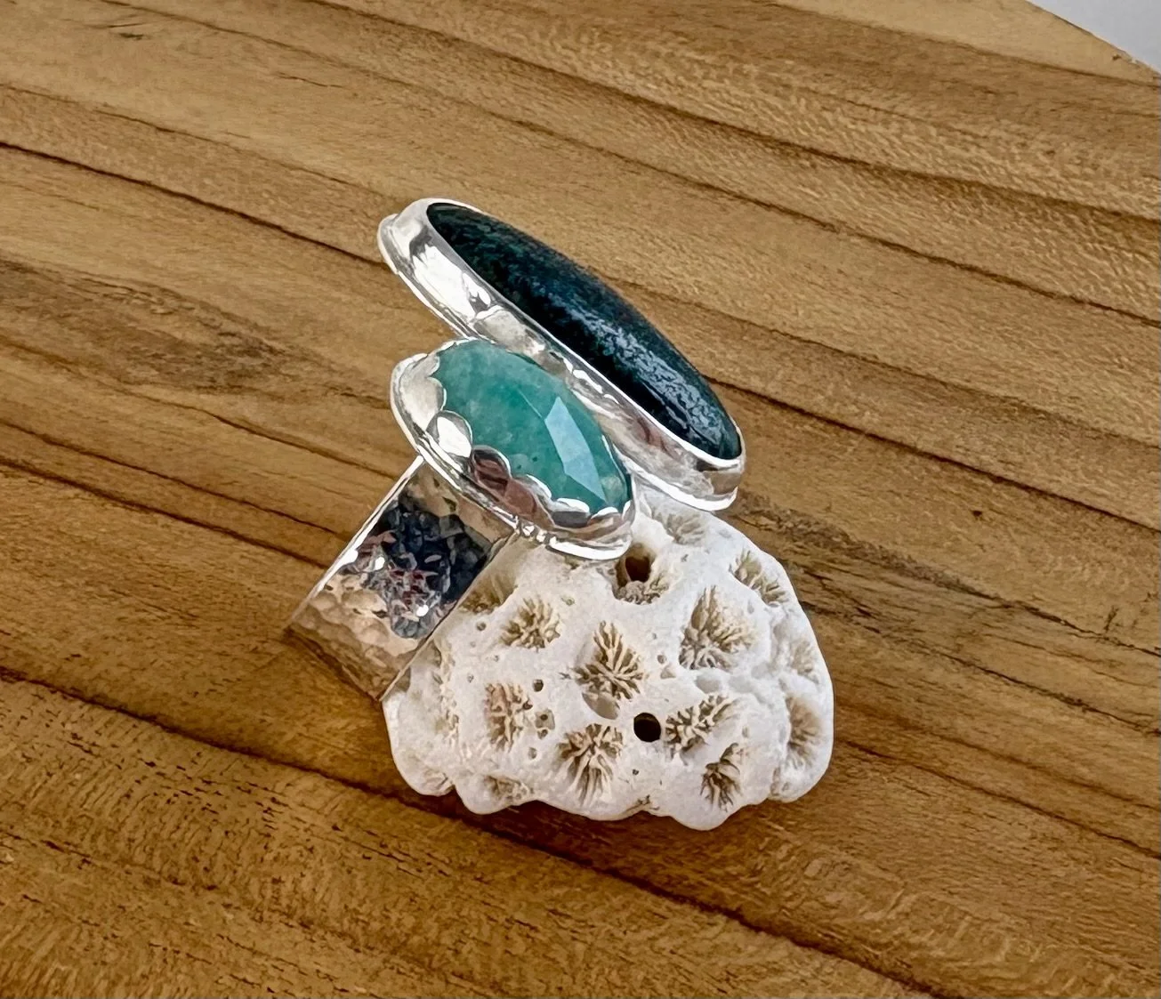 VERKOCHT. Hubei Turquoise en roosgeslepen Amazoniet. Gehamerde "open" ringband. Maat 18 (iets te verstellen). Zilver en fijnzilver