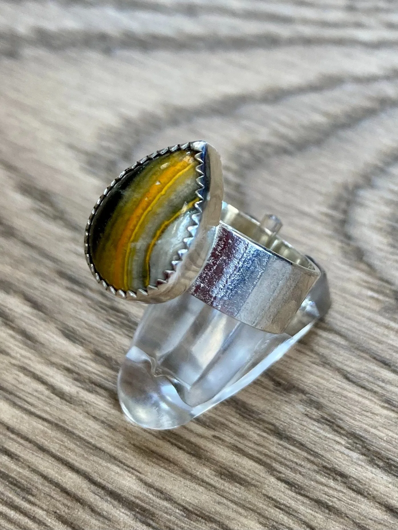 85 euro. Bumble Bee Jaspis, maat 16 1/2, gewalst streep patroon op de ringband, zilver